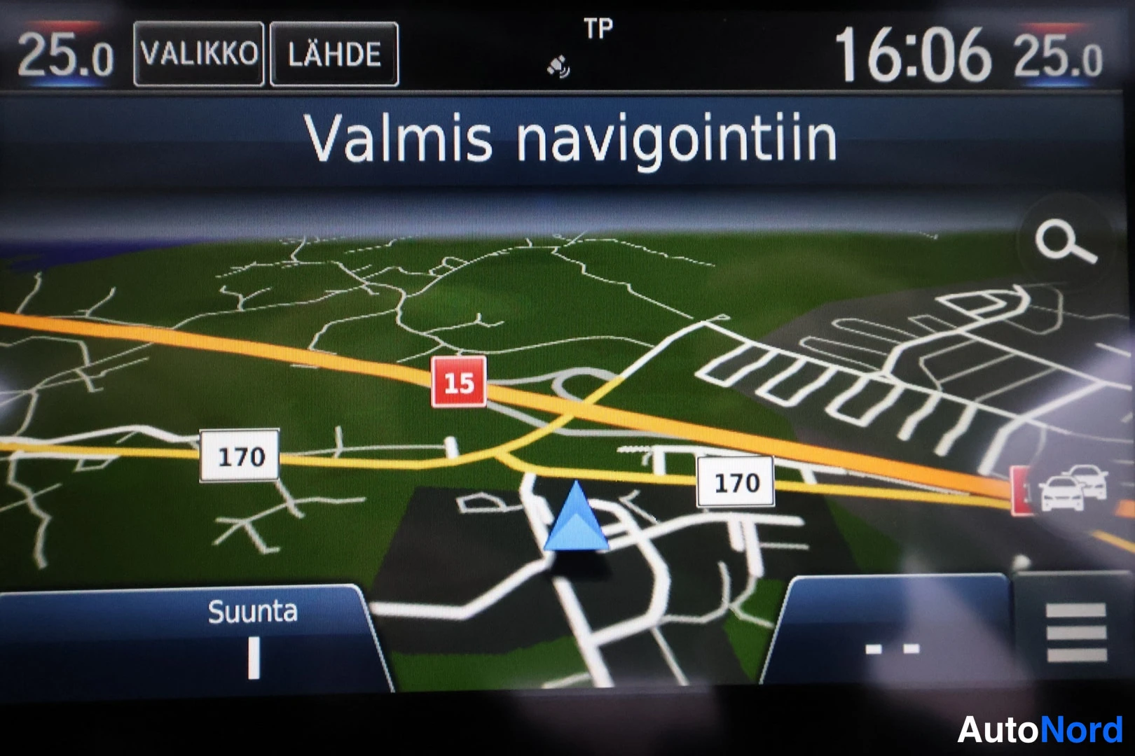 Muu: Honda Civic 2020:n etumoottoritilan lähikuva, jossa näkyy moottorin yläosa ja jonkin verran sen ympäristöä.