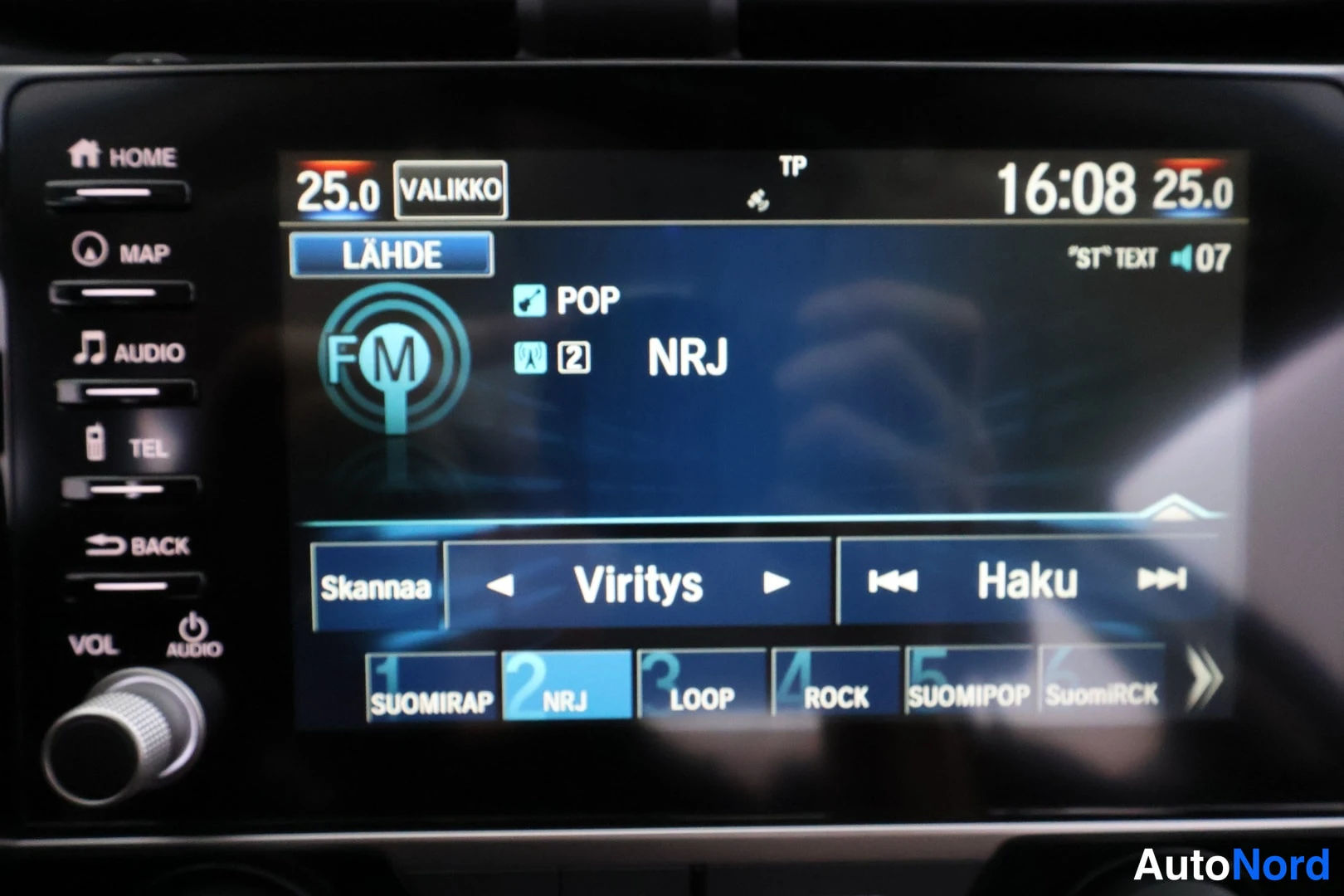 Etuistuimet: Ajovalot ja peruutusvalot villittömässä autossa: varsinainen ajovalo pyöreä