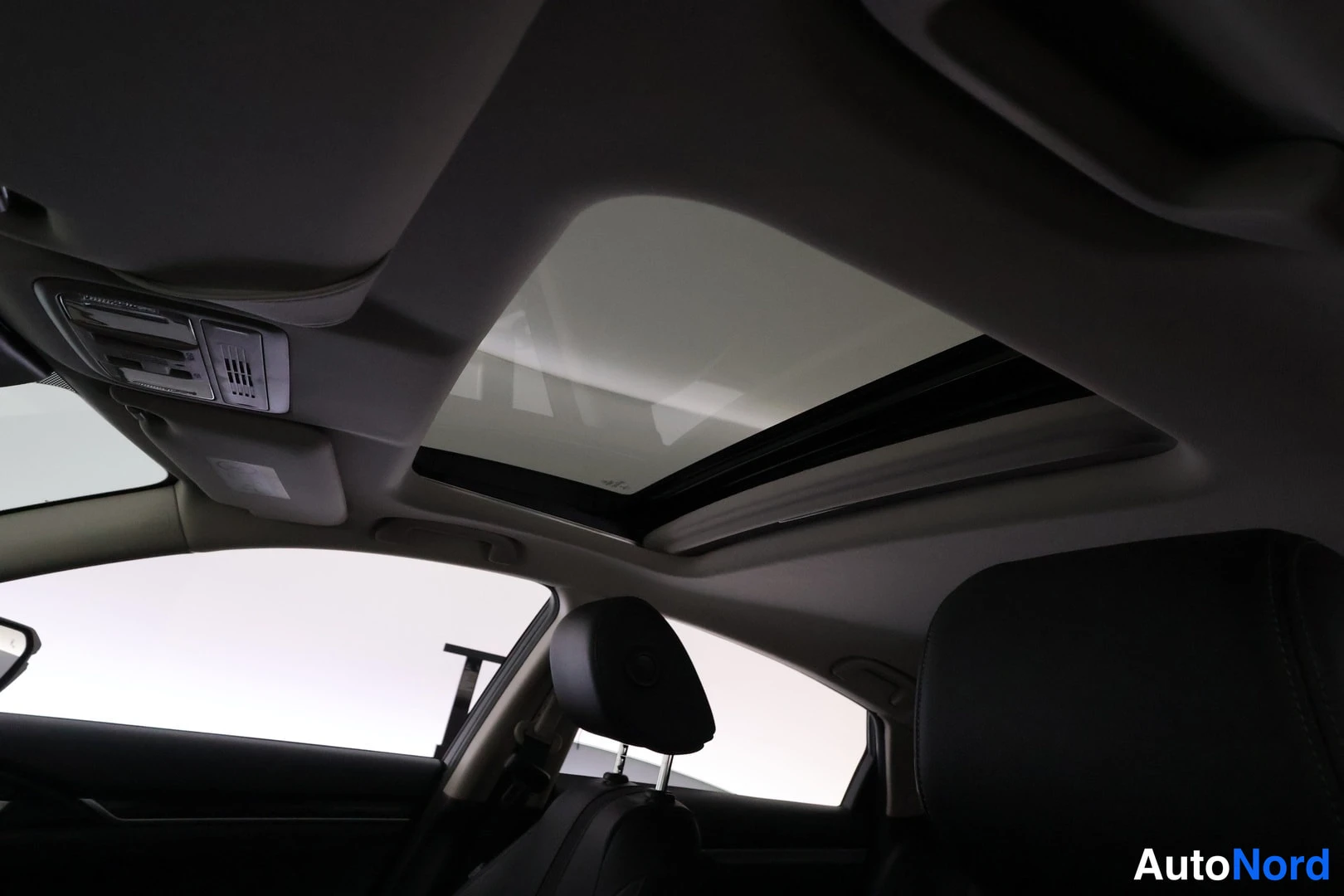 Muu: Auton sisätilat ylhäältä: lasikatto/l.csúsfedél avattu. -- corrected: kattoon rakennettu lasiluukku (sunroof) ja tummat penkit.