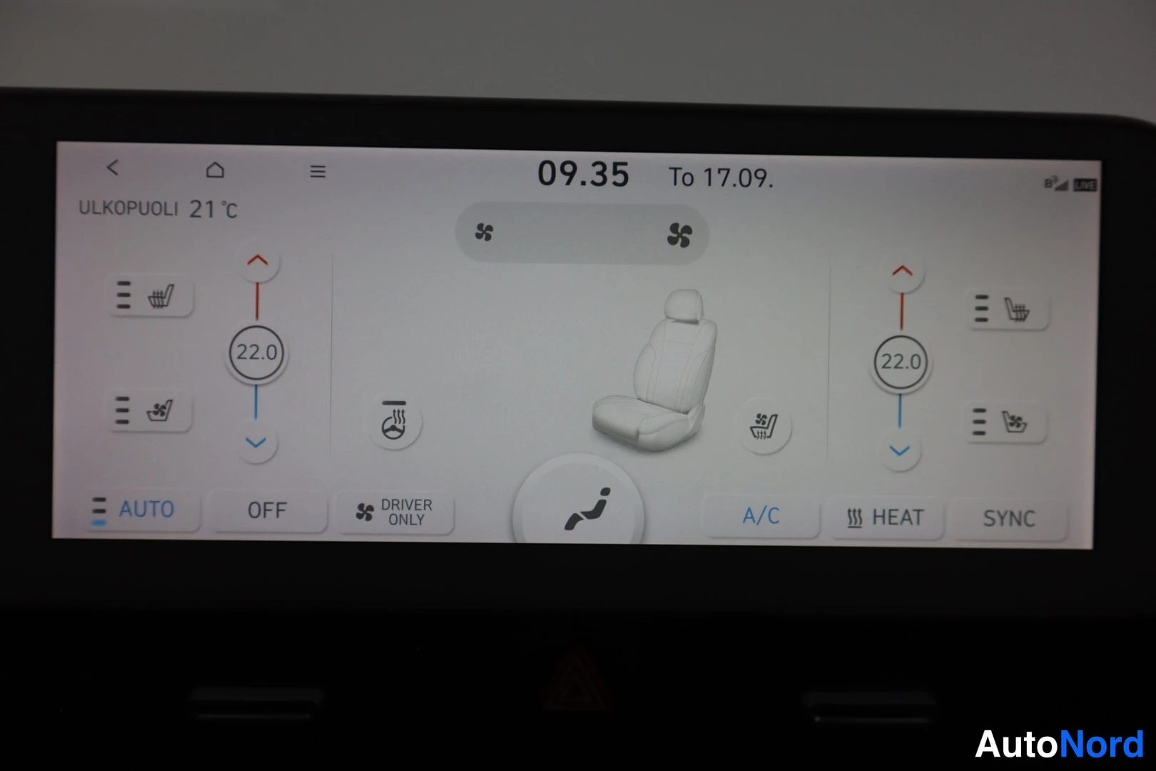 Muu: Infotainment-näytön ilmastoinnin asetukset: kaksivyöhykeilmastointi 22,0 astetta, istuimen lämmitys- ja tuuletuspainikkeet sekä A/C, HEAT ja SYNC -valinnat.