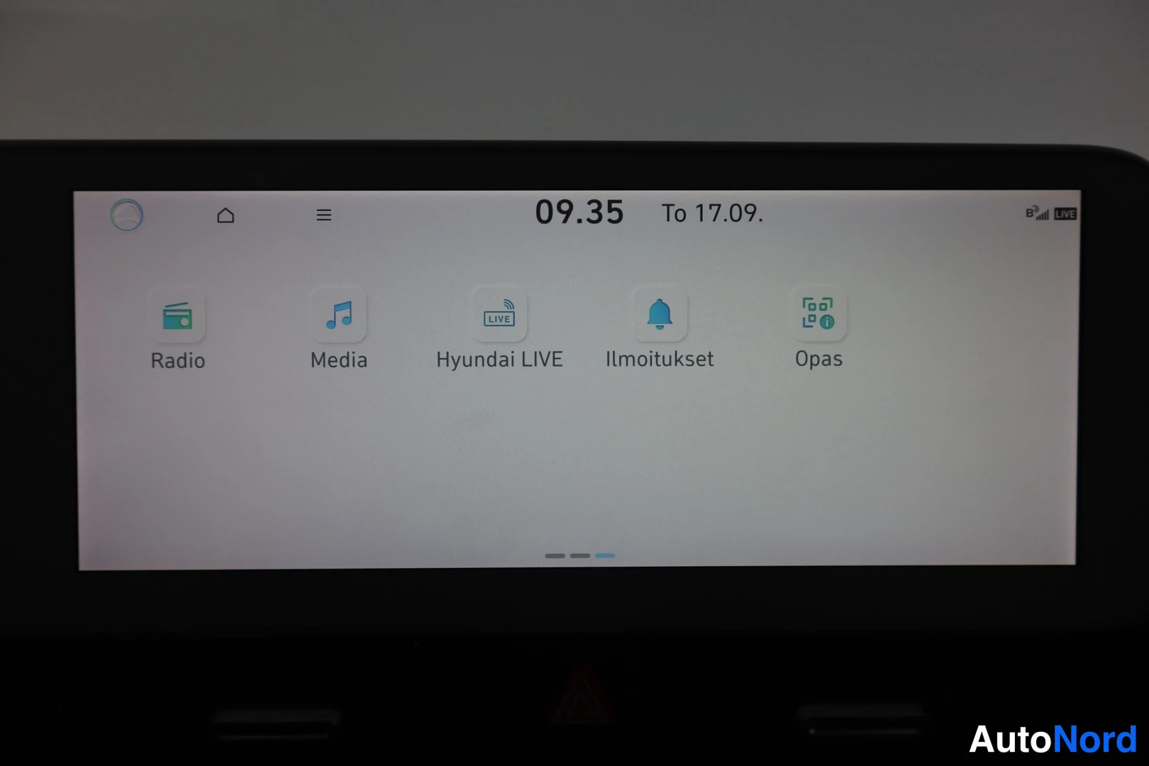 Muu: Infotainment-näytön päävalikko Radio, Media, Hyundai LIVE, Ilmoitukset ja Opas -kuvakkeineen, kellonaika 09.35.