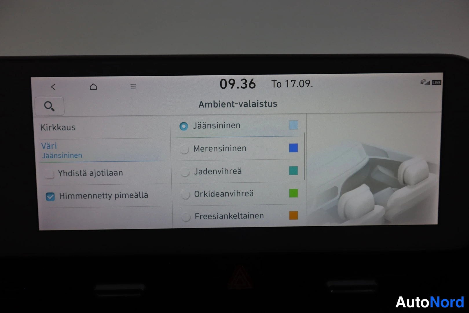 Muu: Infotainment-näyttö, jossa on Ambient-valaistus-valikko ja valittuna väri Jäänsininen.