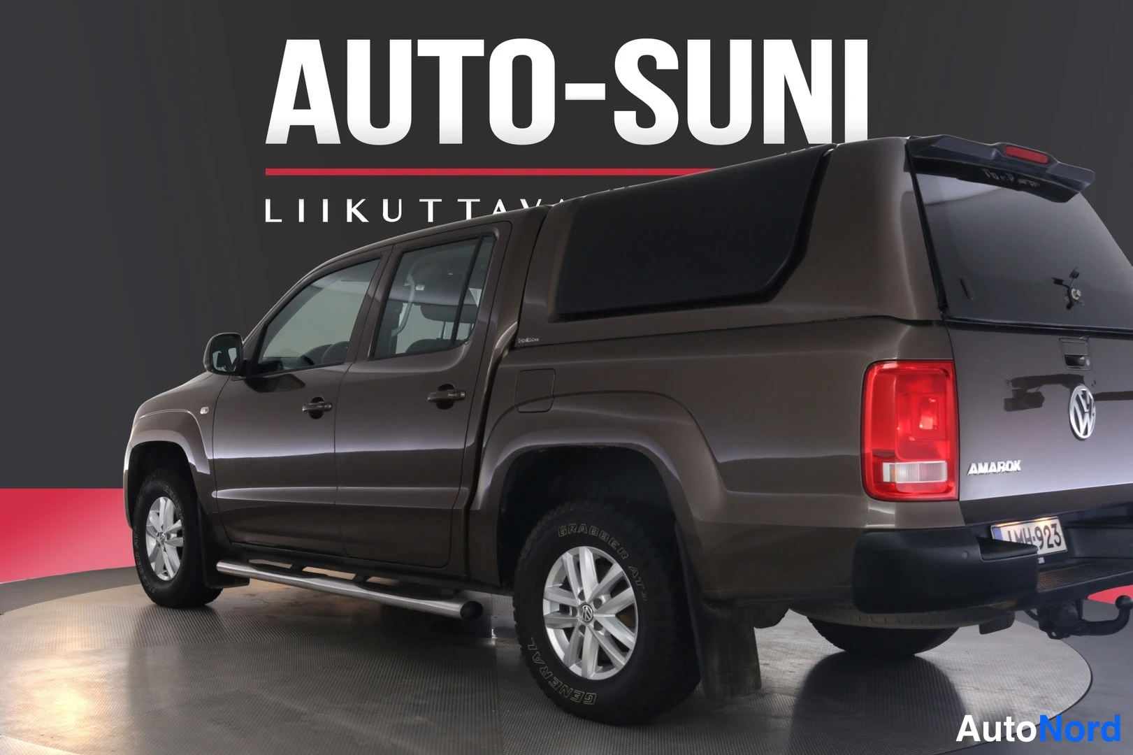 Takaviisto: Ruskean Volkswagen Amarok -lakik Origin -avolavan takanurkkaus, rekisteritunnus