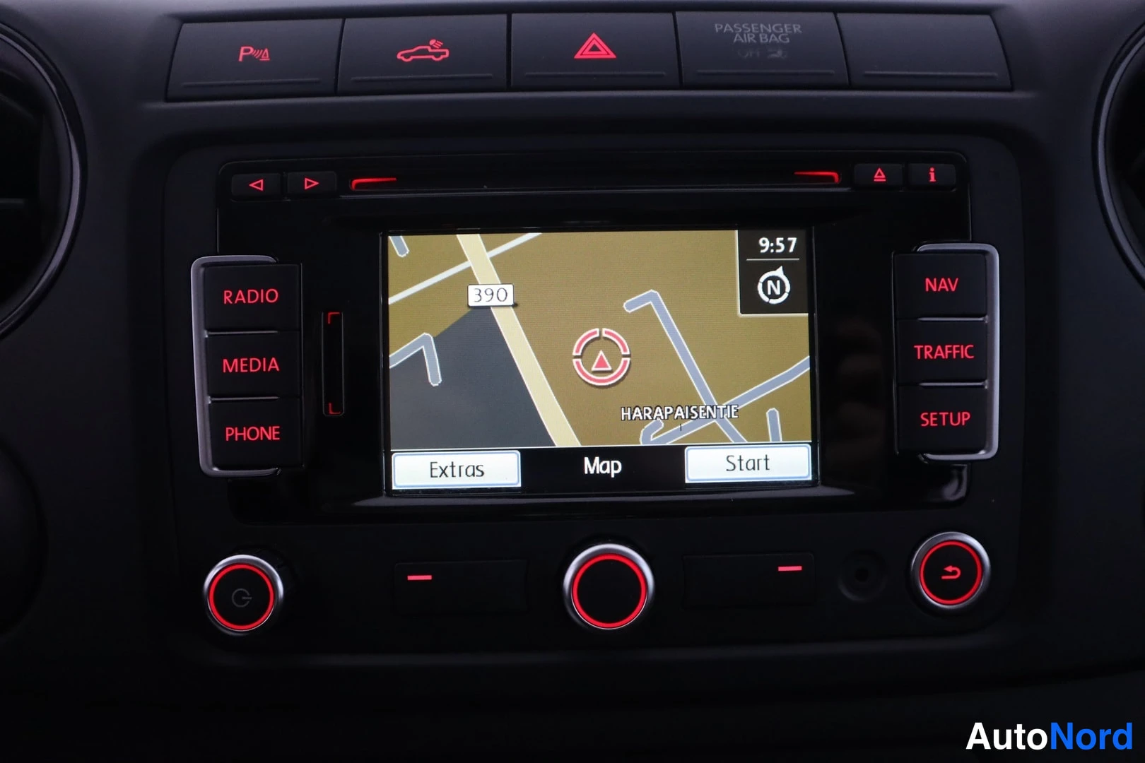 Muu: Kojeiston keskikäyttöliittymä lähikuvassa: navigaation karttanäkymä (HARAPAINSENTIE, kello 9:57) ja painikkeet RADIO, MEDIA, PHONE, NAV, TRAFFIC ja SETUP.