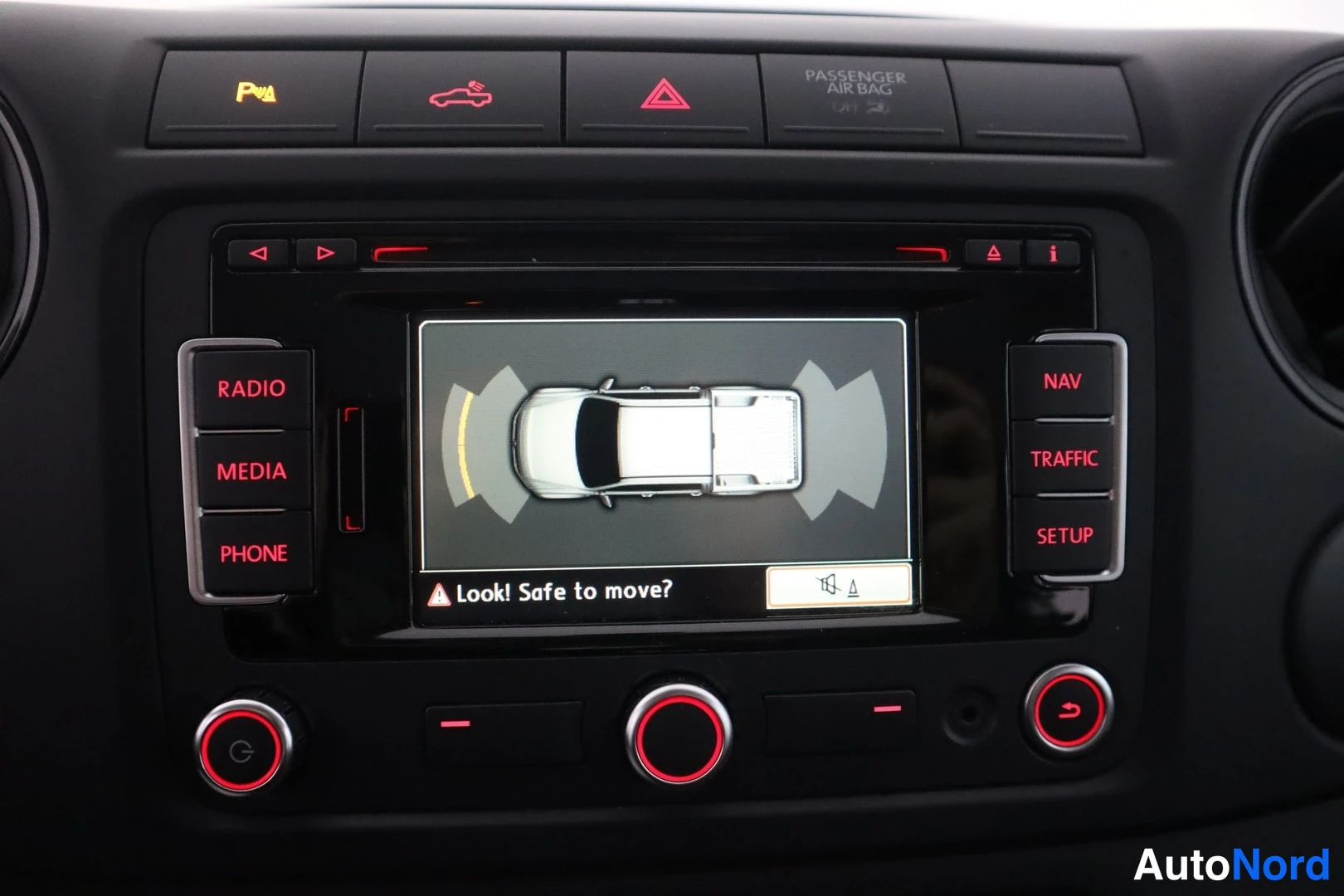 Muu: Keskikonsolin näyttö näyttää auton ylhäältäkuvan tutkakaavioviivoilla ja tekstin 'Look! Safe to move?'; sivuilla RADIO-, MEDIA-, PHONE-, NAV-, TRAFFIC- ja SETUP