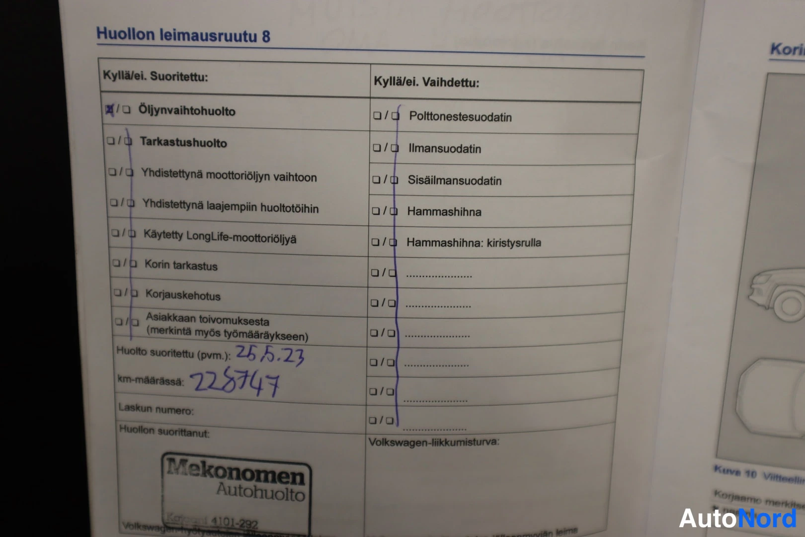 Asiakirja: Huoltokirjan leimaussivun valokuva (Huollon leimausruutu 8): öljynvaihtohuolto rastitettu, Mekonomen Autohuollon leima, käsin kirjoitettu päivämäärä 26.5.23 ja