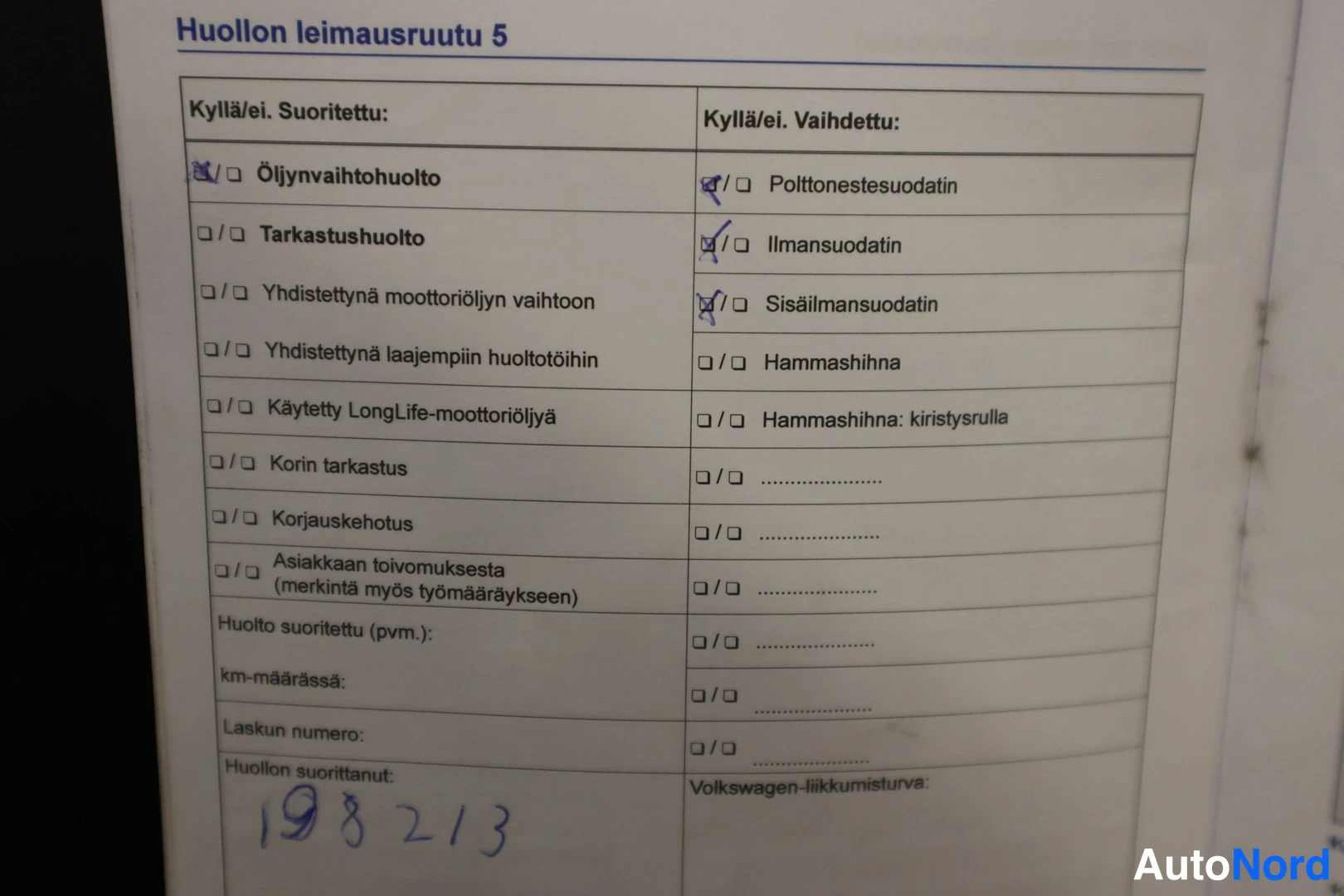 Asiakirja: Huollon leimausruutu 5: öljynvaihtohuolto sekä polttoaine-, ilma- ja sisäilmansuodattimien vaihto rastitettu; käsinkirjoitettu lukema 198213.