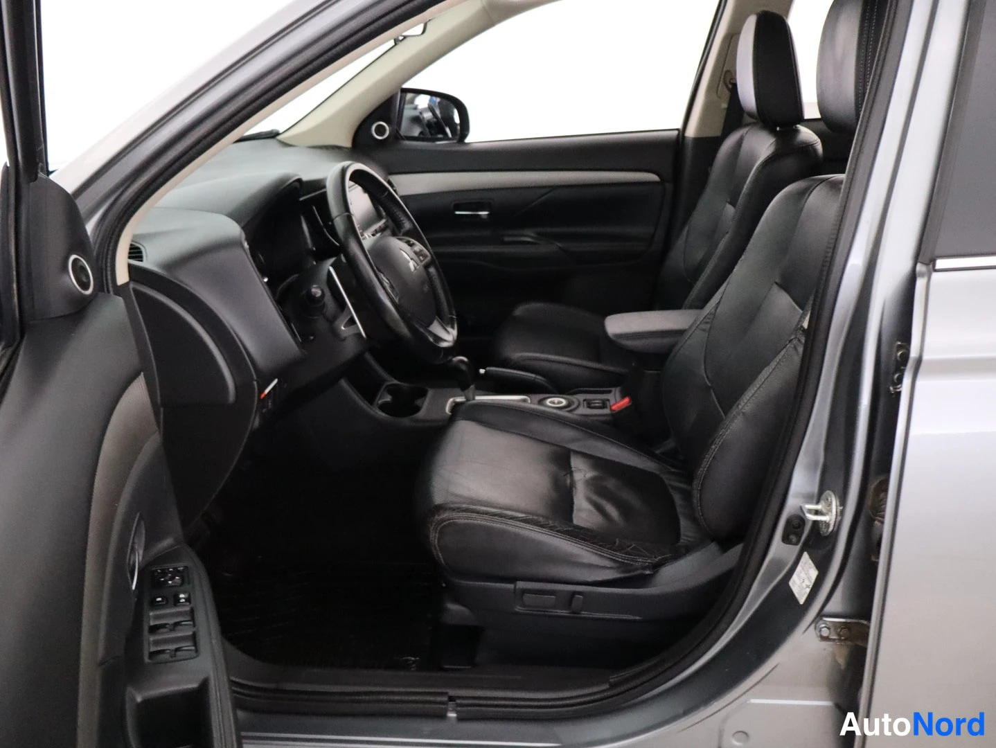 Harmaa Mitsubishi Outlander 2013, ohjaamo, kuva 8