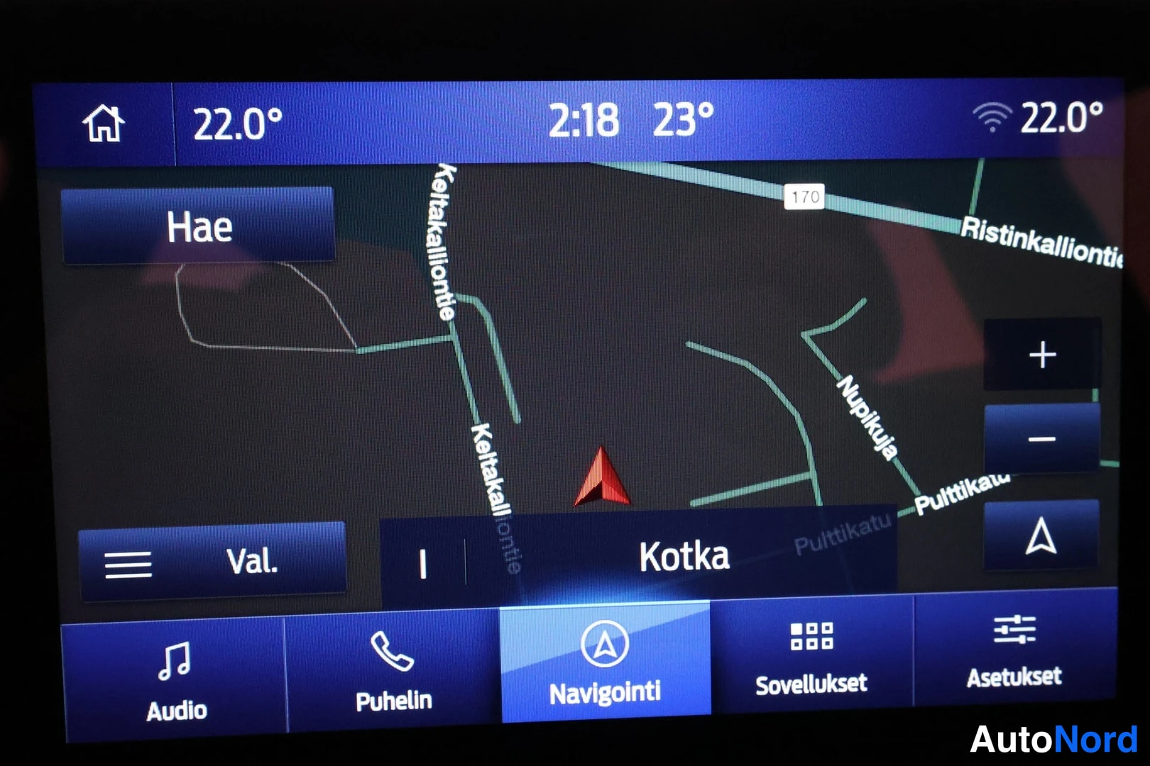 Muu: Auton näytön karttanäkymä alueella Kotka, valikossa kohtia Audio, Puhelin, Navigointi, Sovellukset ja Asetukset.