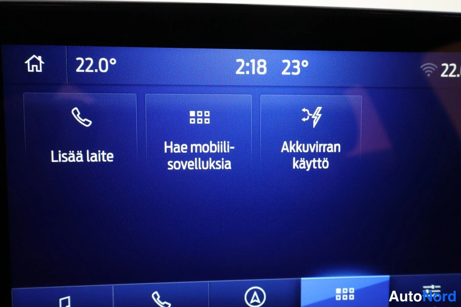 Yksityiskohta: Infotainment-näytön valikko, jossa valinnat Lisää laite, Hae mobiilisovelluksia ja Akkuvirran käyttö.