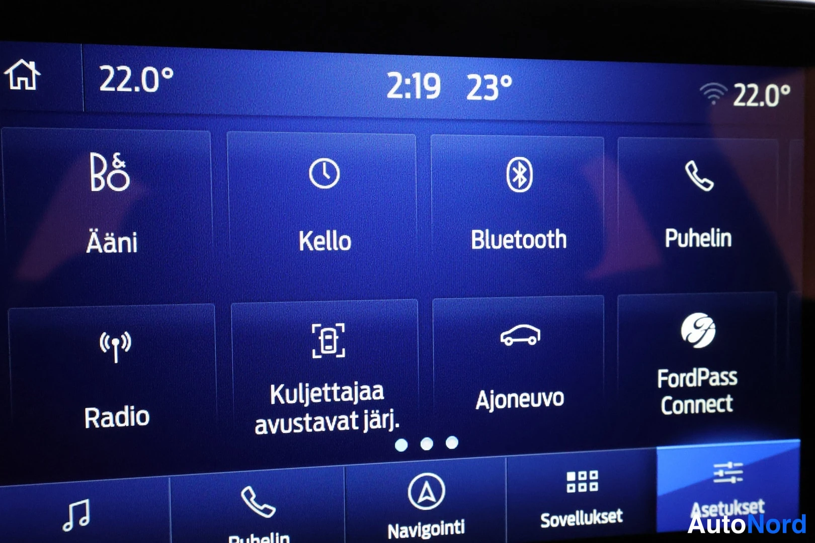 Yksityiskohta: Infotainment-näytön valikko: Ääni, Kello, Bluetooth, Puhelin, Radio, Kuljettajaa avustavat järjestelmät, Ajoneuvo ja FordPass Connect.