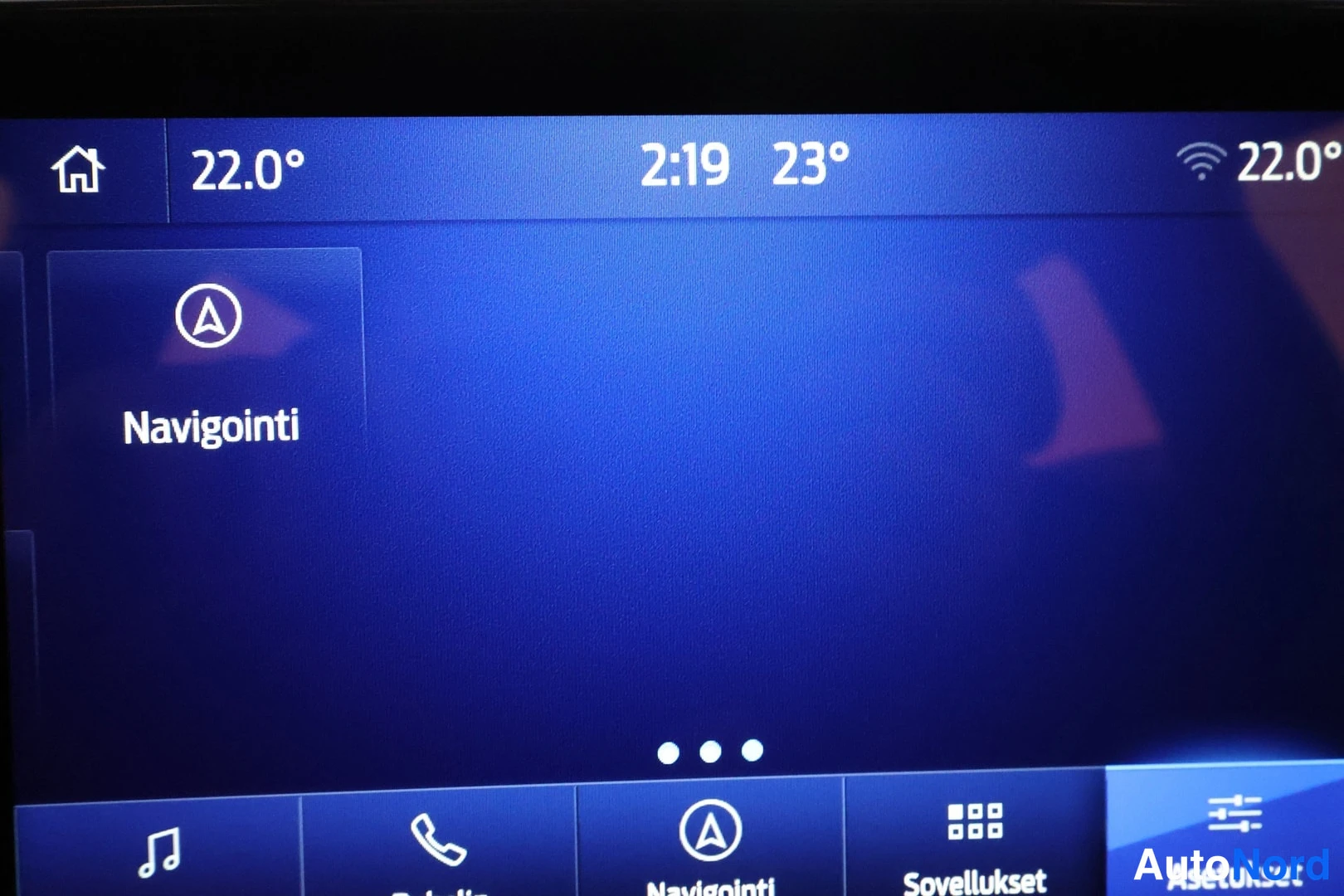 Yksityiskohta: Infotainment-näyttö, jossa Navigointi-valikko valittuna; näytällä näkyy valikko Navigointi.