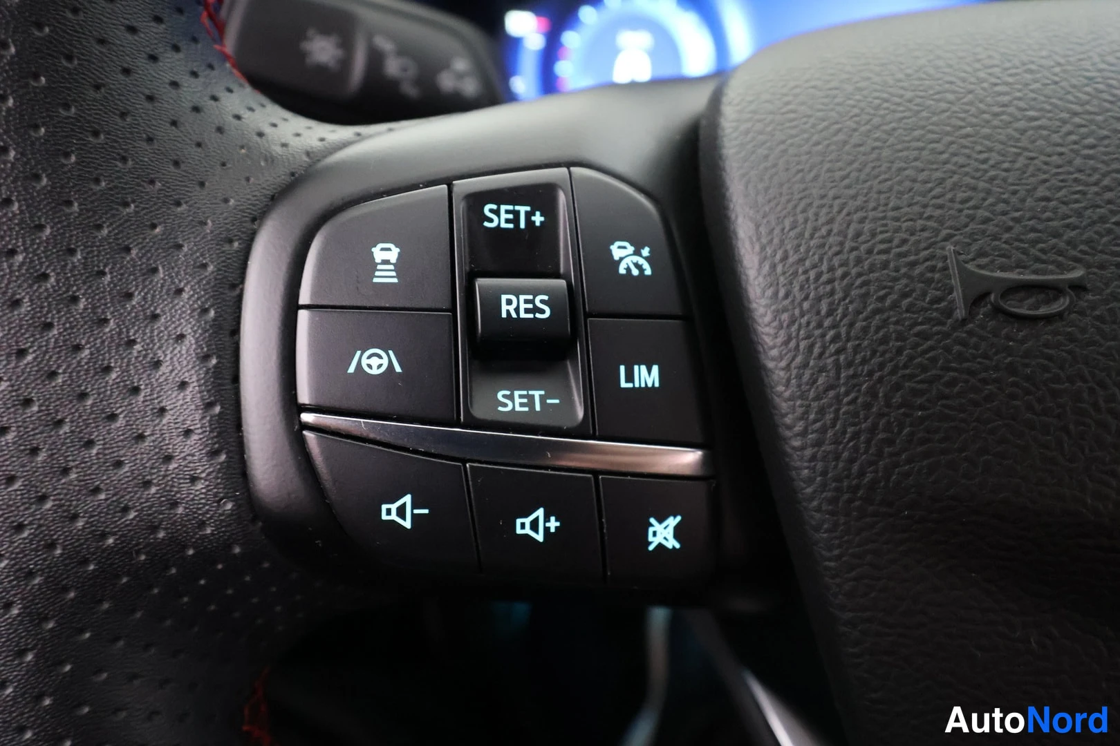Edestä: steering wheel '', buttons '', RES '', SET '', SET '', LIM '', cruise '', audio '', horn '', perforated leather