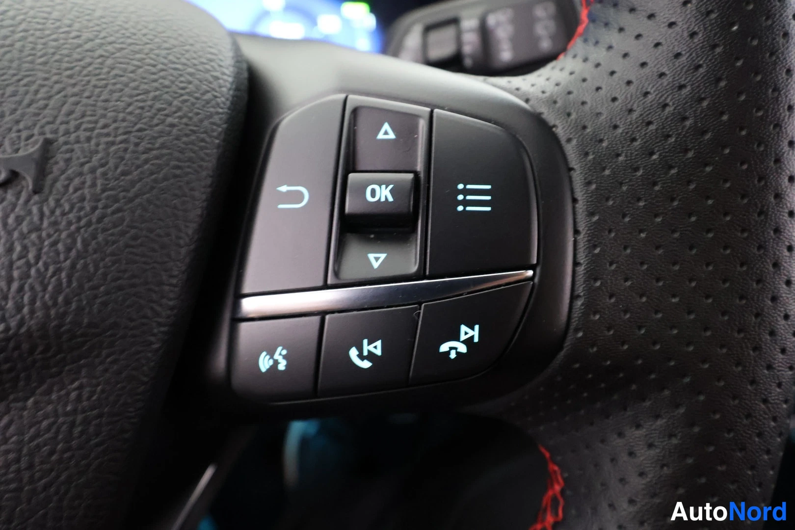 Edestä: steering wheel '', OK '', volume '', menu '', phone '', bluetooth