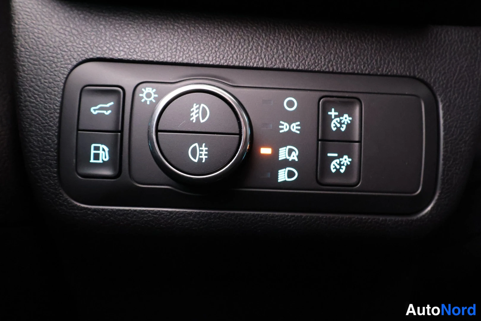 Edestä: headlight '', instrument panel '', door mirror '', boot '', trunk, lit '', orange '', headlight
