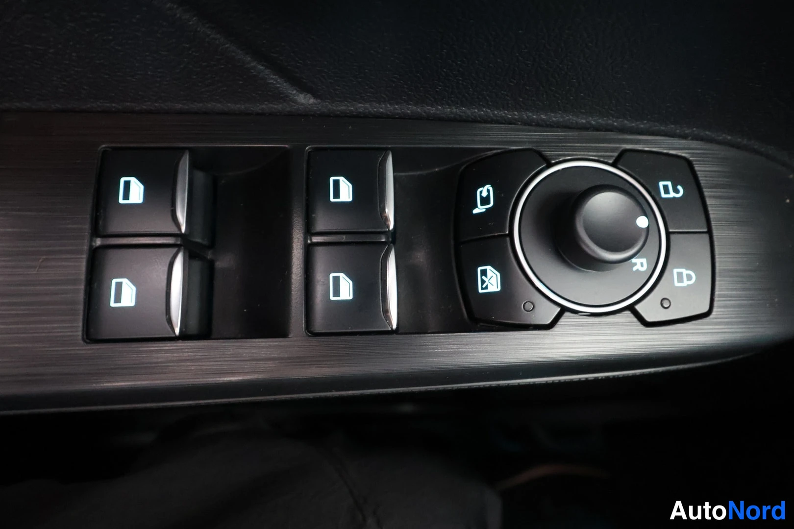 Edestä: door panel '', electric windows '', mirror adjustment '', dial, lock, boot