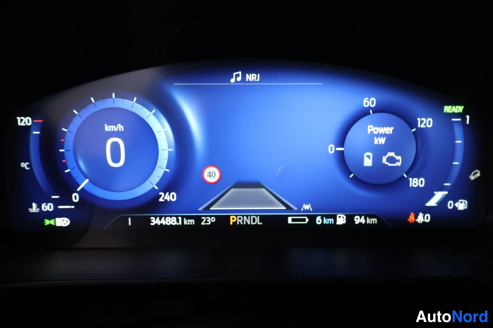 Muu: Digitaalinen mittaristo: nopeus 0 km/h, Power kW -mittari, READY-merkki, alarivillä lukema 34488.1 km ja P R N D L -vaihteenäyttö.
