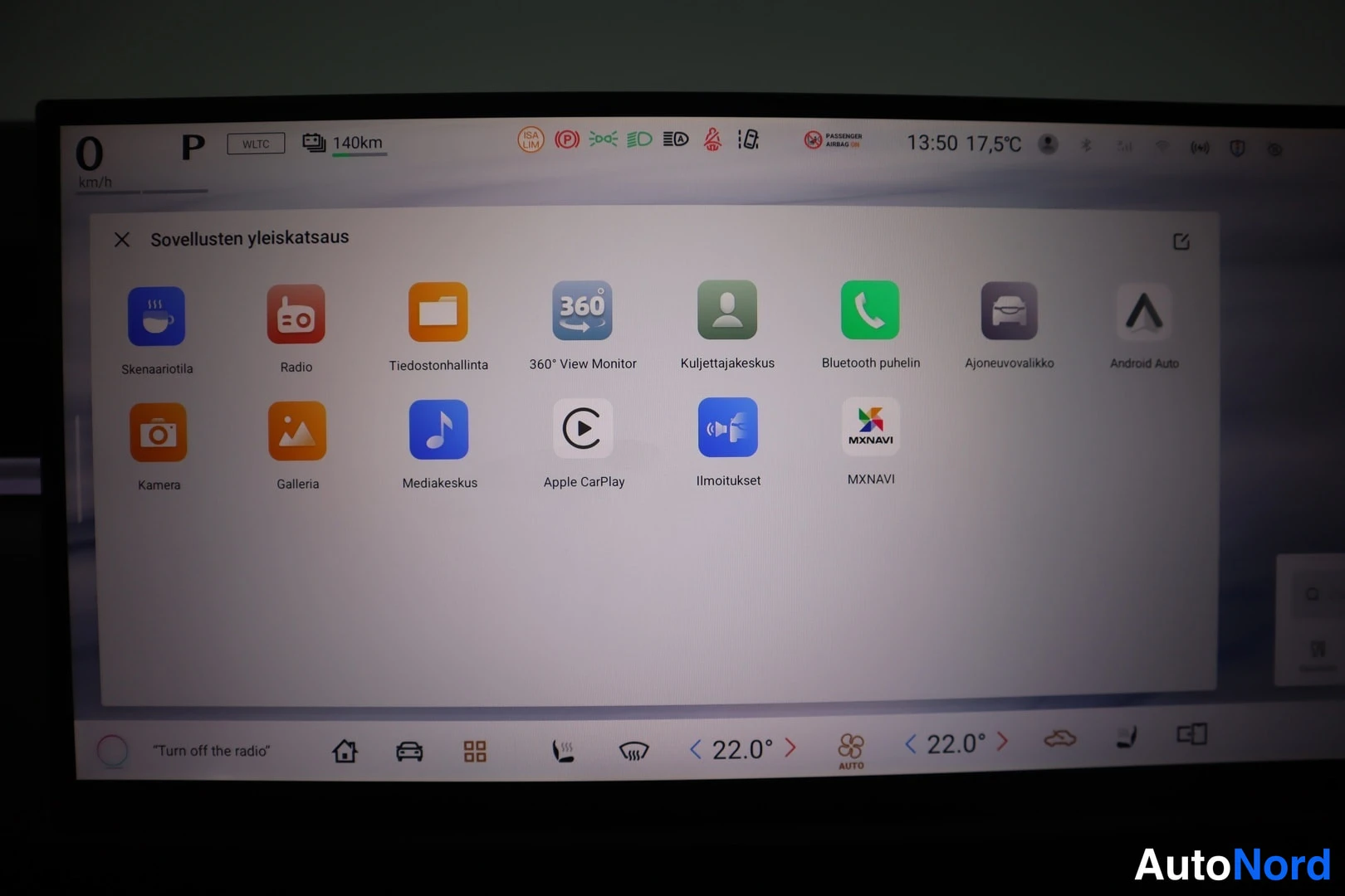 Muu: Auton näytön sovellusvalikko, jossa näkyy mm. Apple CarPlay, Android Auto ja Bluetooth puhelin.