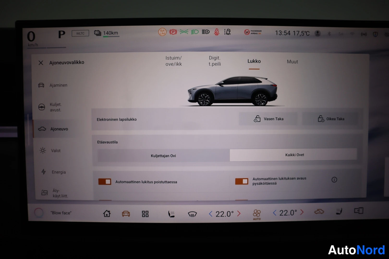 Muu: Auton infotainment-näytön Lukko-valikko kuvattuna näytöltä, suomenkielisellä käyttöliittymällä.