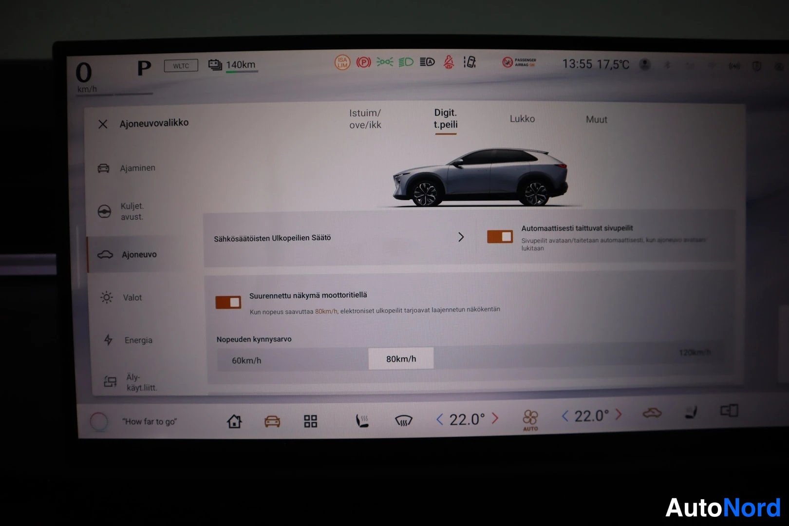 Muu: Autoon upotetun infotainment-näytön kuva: ajoneuvovalikko näyttää asetukset digitaaliselle takapeilille ja automaattisesti taittuville sivupeileille.