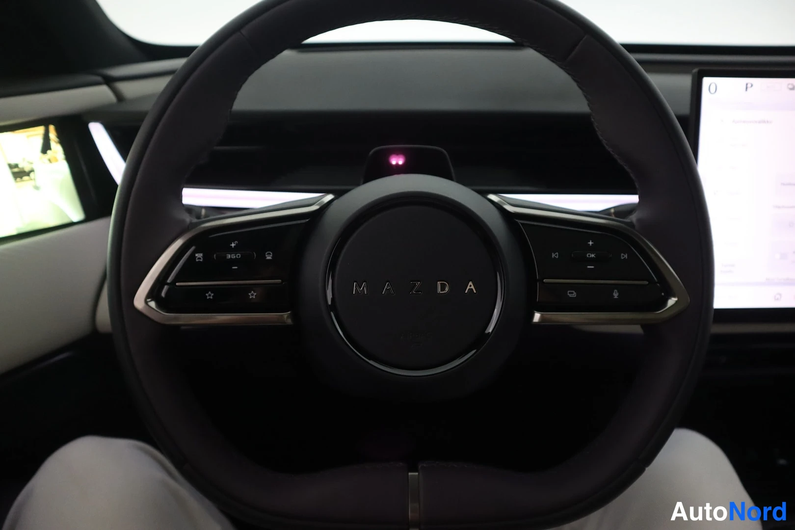 Etuviisto, nokka vasemmalle: Mazda-merkkinen ohjauspyörä ohjaimilla