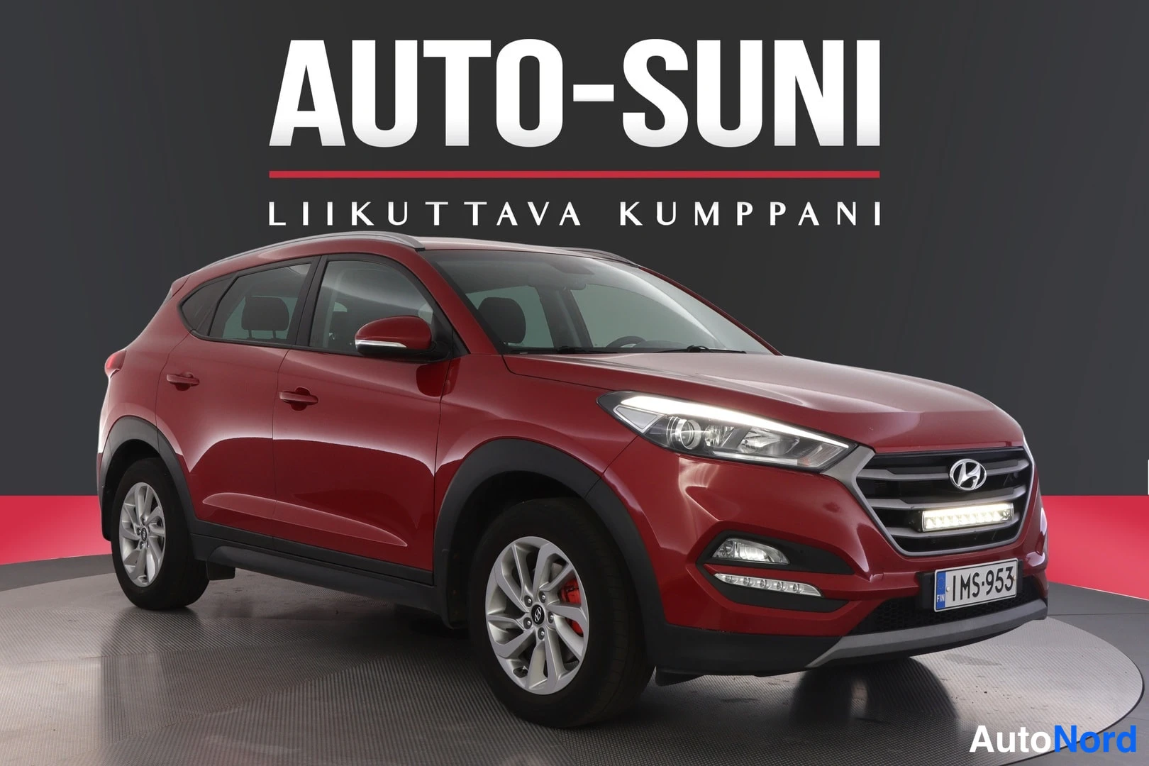 Etuviisto: Hyundai Tucson Farmari 5-ov punainen etukulma kallistettu