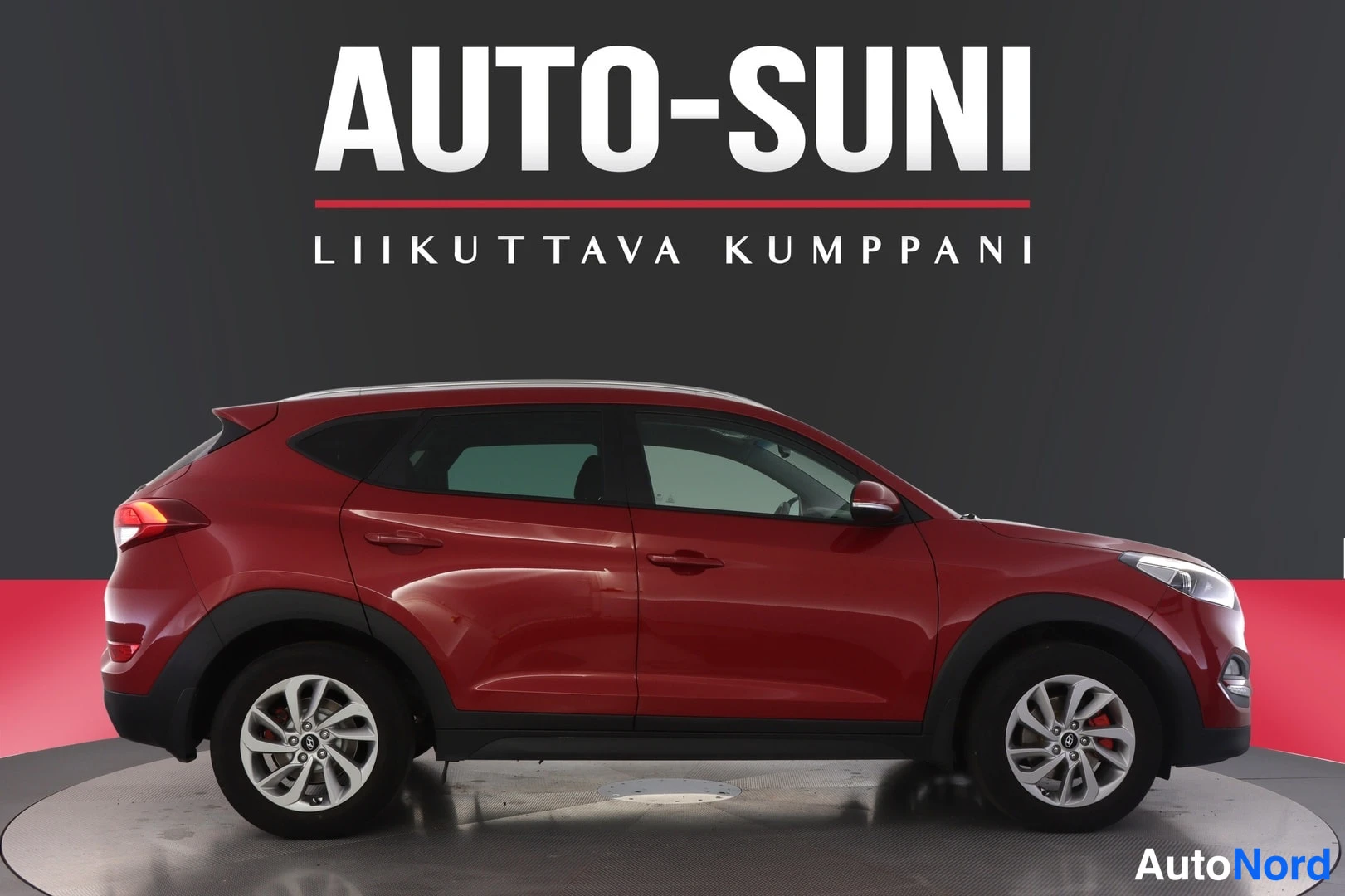 Sivulta: Hyundai Tucson Farmari 5-ov punainen sivu