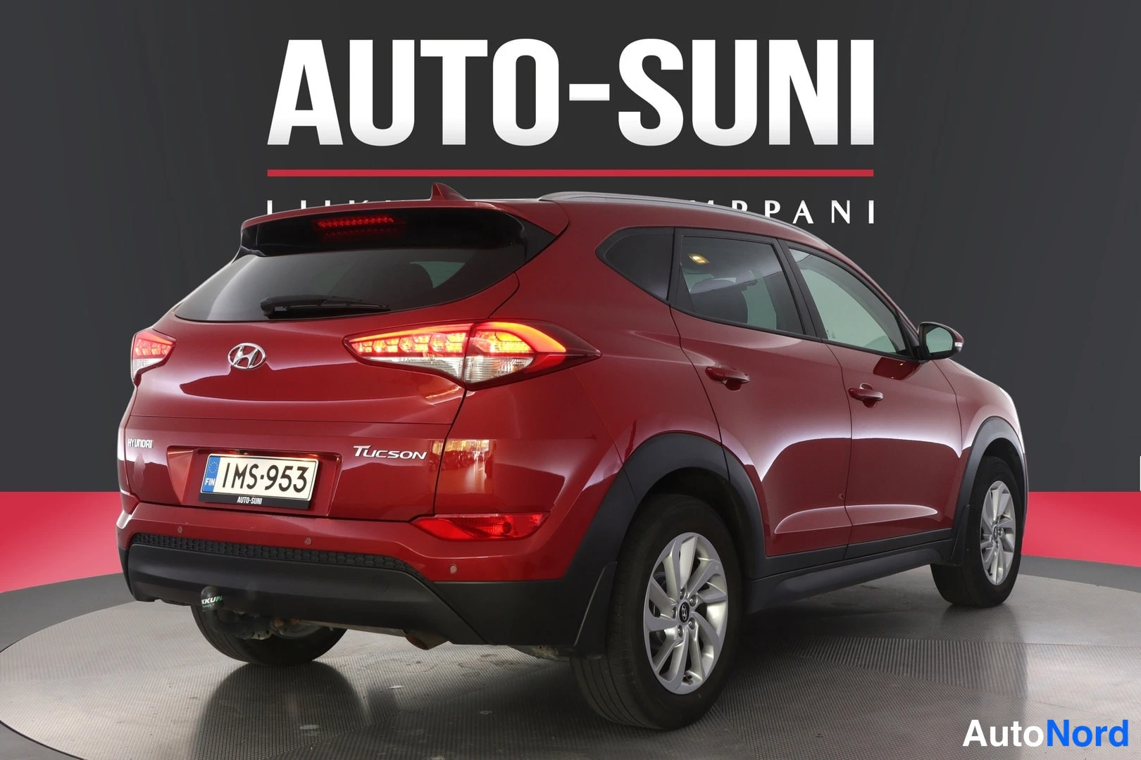 Takaviisto: Hyundai Tucson Farmari 5-ov punainen takakulma kallistettu