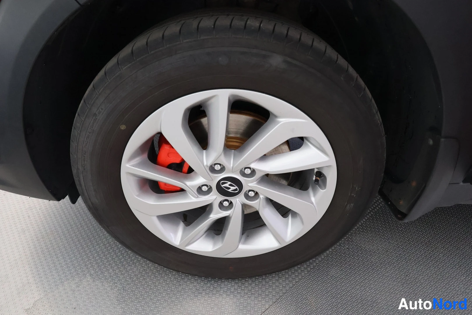 Muu: Hyundai-merkkinen hopeinen kevytmetallivanne punaisella jarrusatulalla, musta rengas.