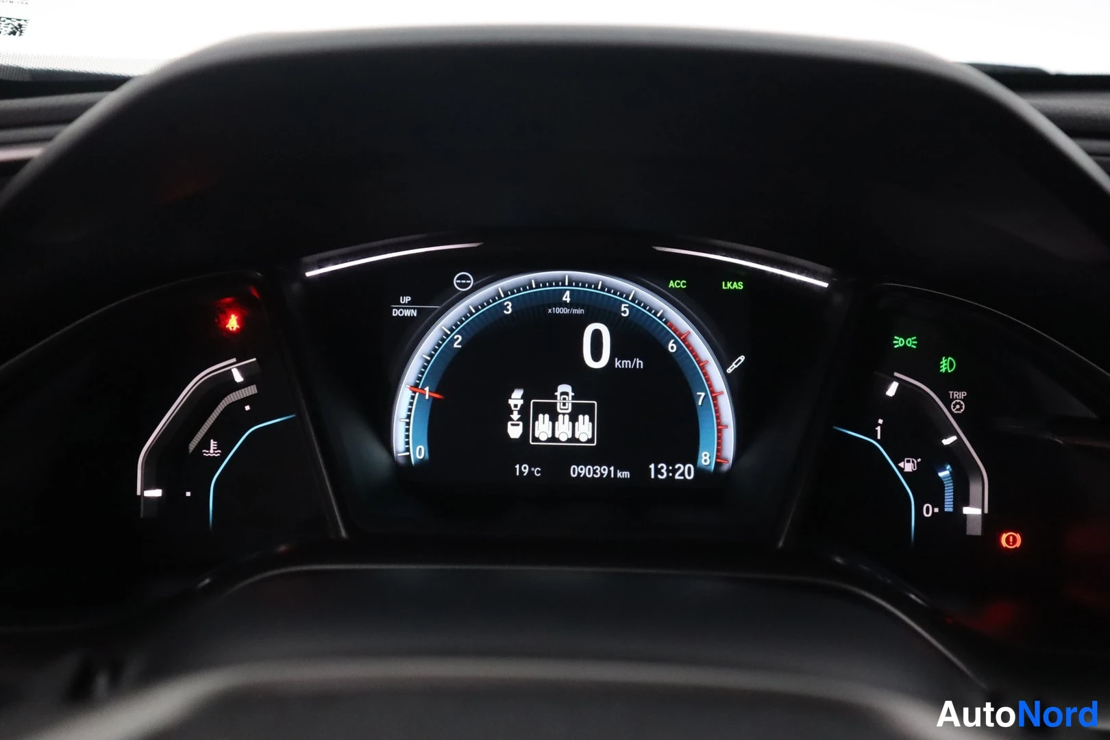 Takaistuimet: Honda Civicin sisustus takaistuimelta katsottuna: kaksi etuistuinta ja tavaratila.