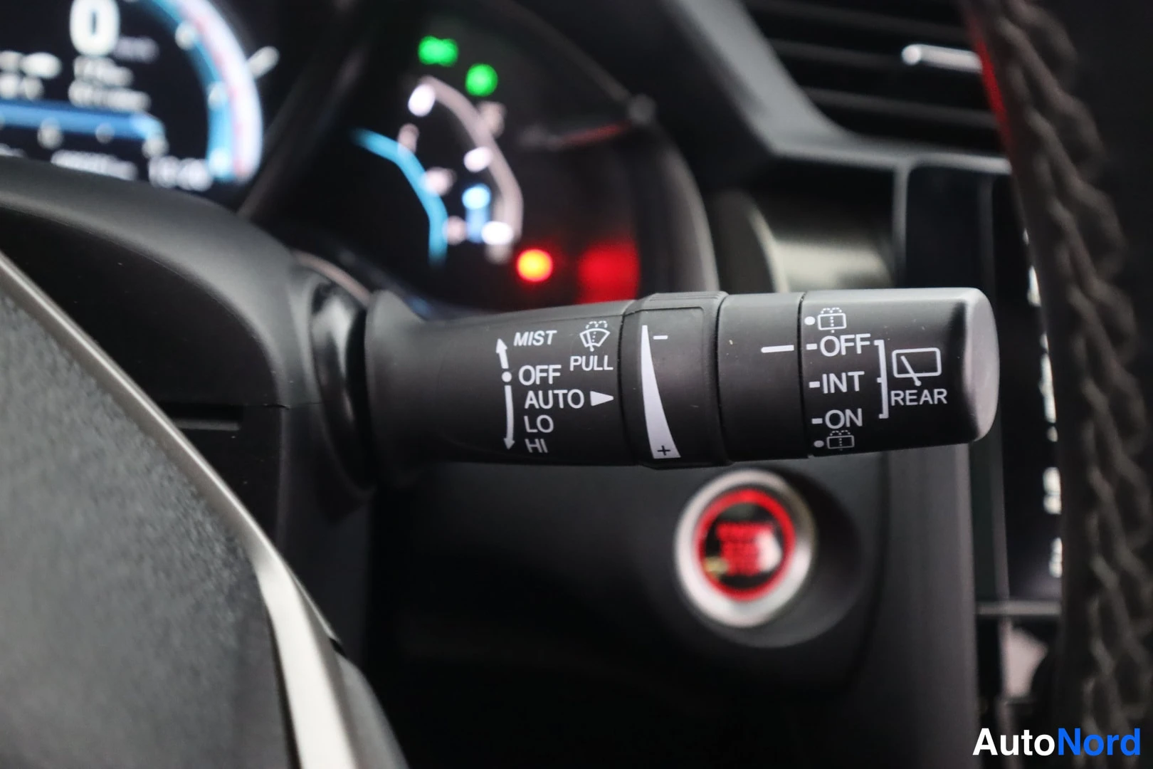 Yksityiskohta: Lähikuva apuvipä: MIST, OFF, AUTO, LO ja HI -merkinnät sekä REAR-likkykyrkky.