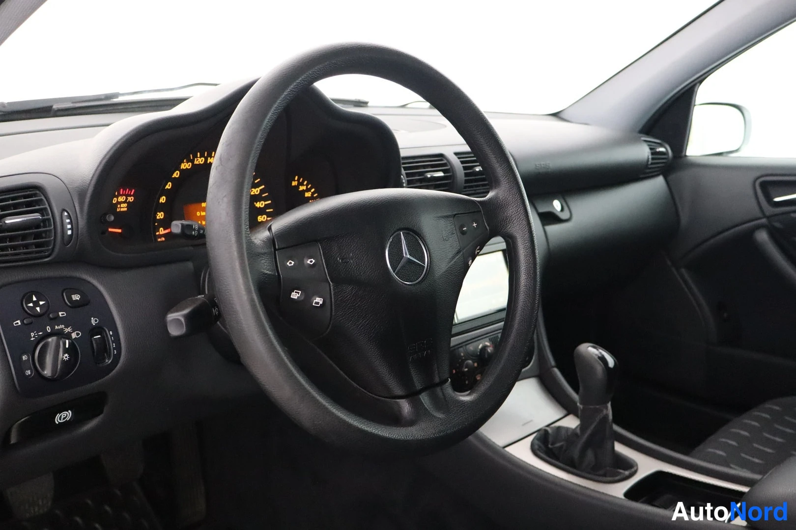 Hopea Mercedes-Benz C 2003, edestä, kuva 6