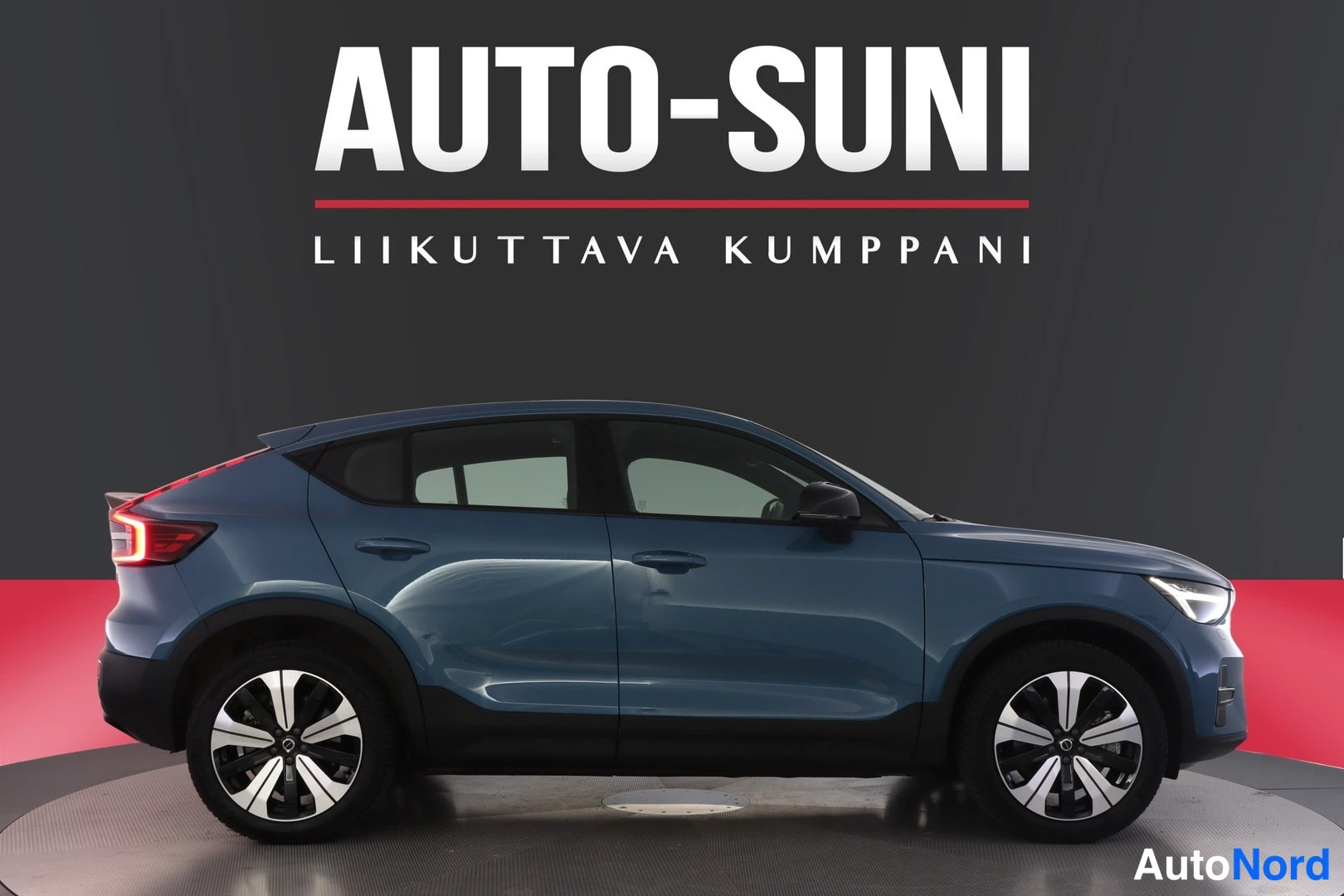 Sivulta: Auton vasen kylki kuvattuna sivulta; kylkiväri sininen.