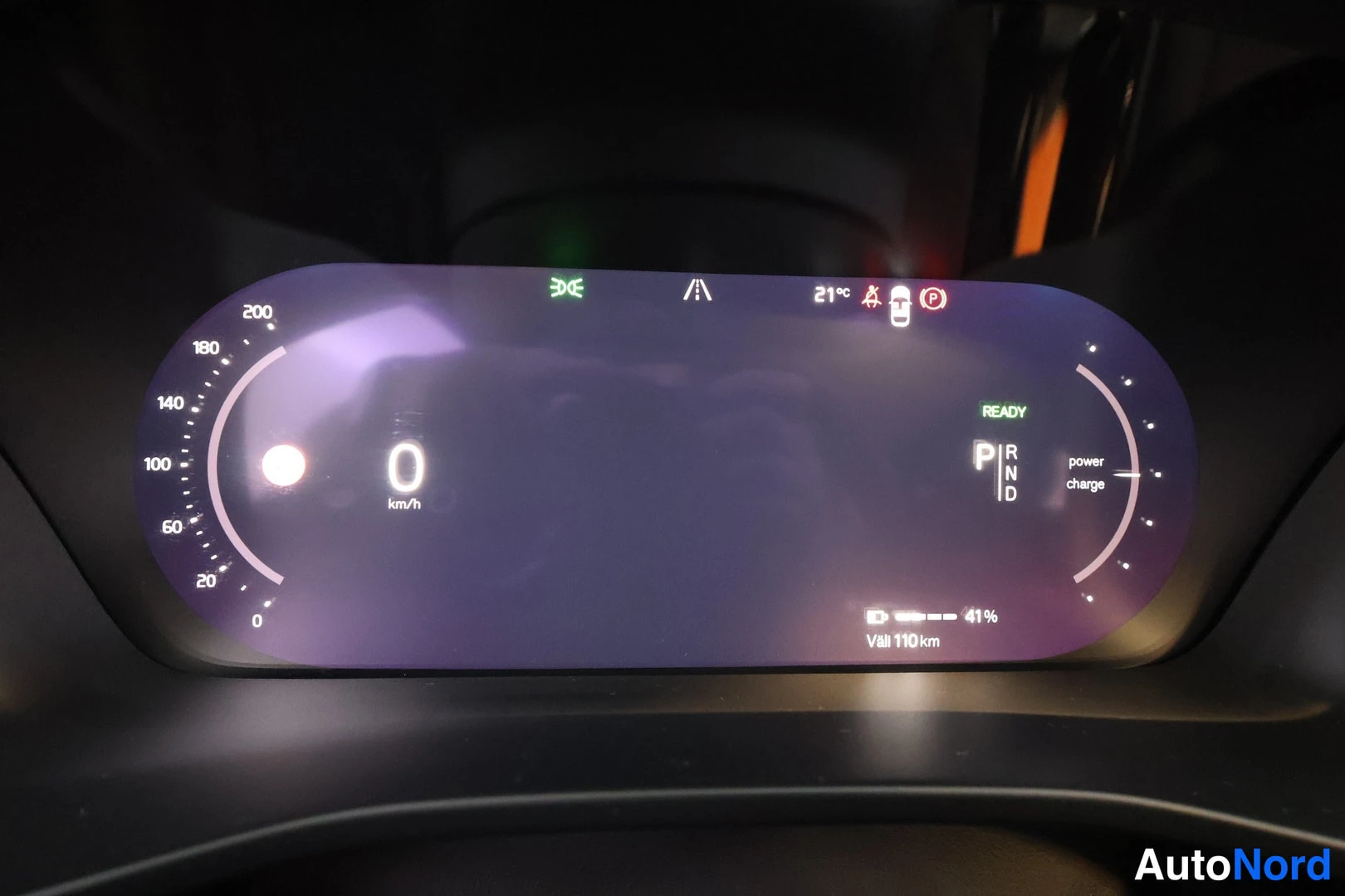 Muu: Kojelaudan digitaalinäyttö, nopeus 0 km/h, valmiustila, akku 41 %, väli 110 km