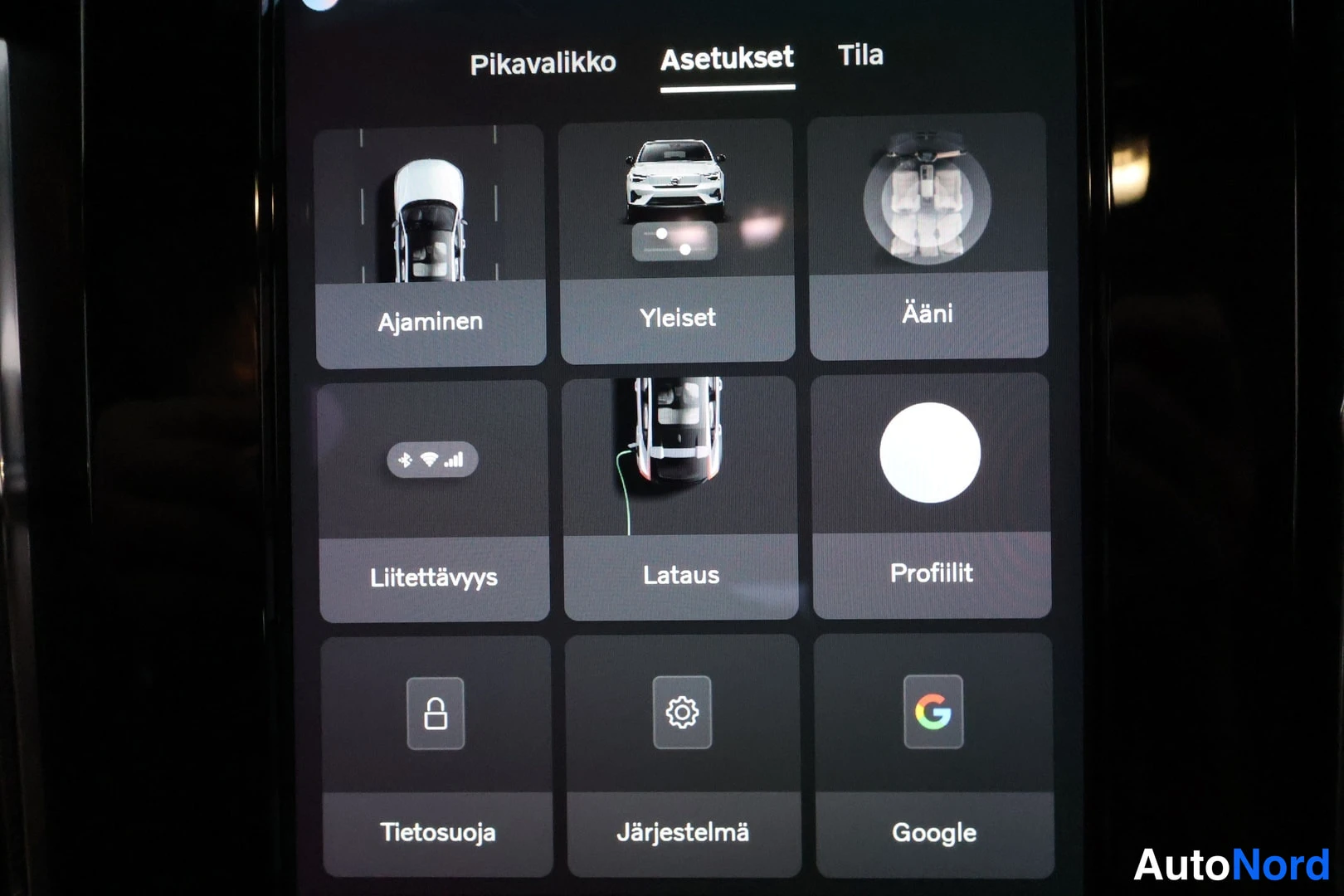 Muu: Näytön Asetukset-valikko ruutujen Ajaminen, Yleiset, Ääni, Liitettävyys, Lataus, Profiilit, Tietosuoja, Järjestelmä ja Google kanssa