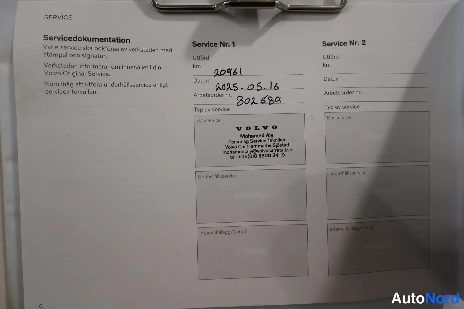 Yksityiskohta: Volvo Service -huoltokirjan sivu, Service Nr. 1 täytetty käsinkirjoitetuilla tiedoilla.