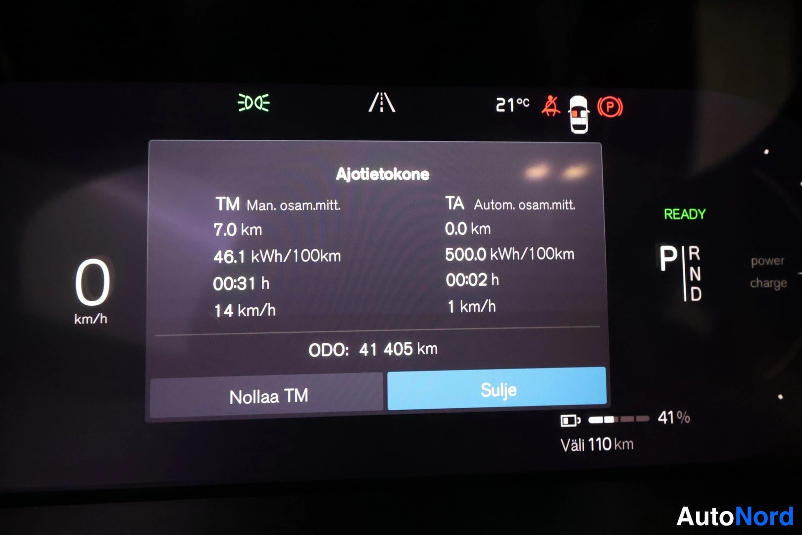 Muu: Kojelaudan näyttö, jossa ajotietokoneen tiedot: ODO 41 405 km, akku 41 %, väli 110 km
