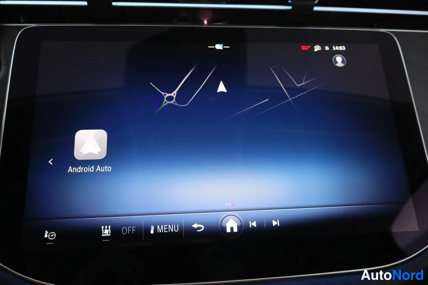 Muu: Auton infotainment-näytön Android Auto -näkymä karttataustalla, alareunassa OFF- ja MENU-painikkeet.