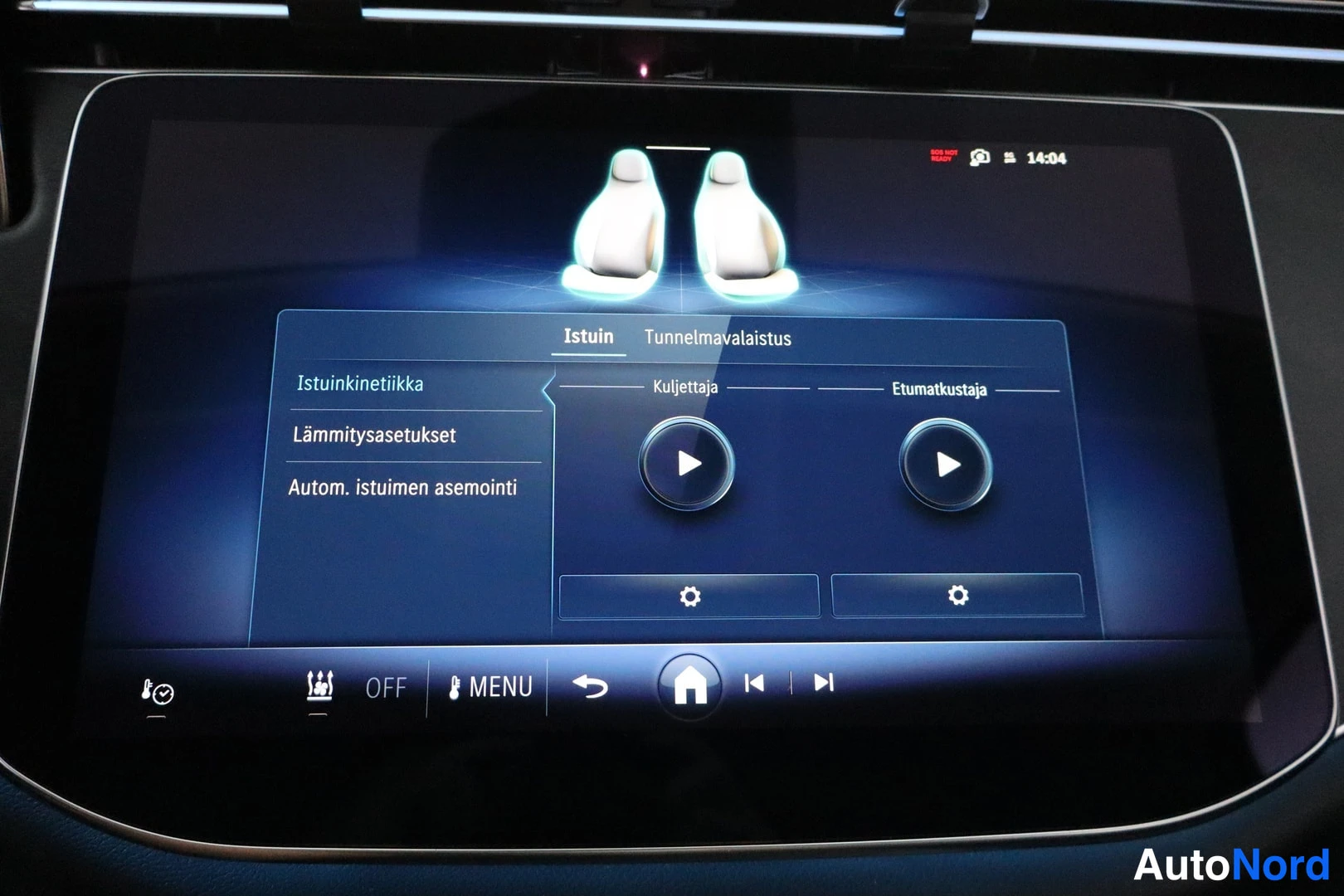 Muu: Auton infotainment-näytön istuinvalikko kuljettajan ja etumatkustajan istuimen säätöineen.