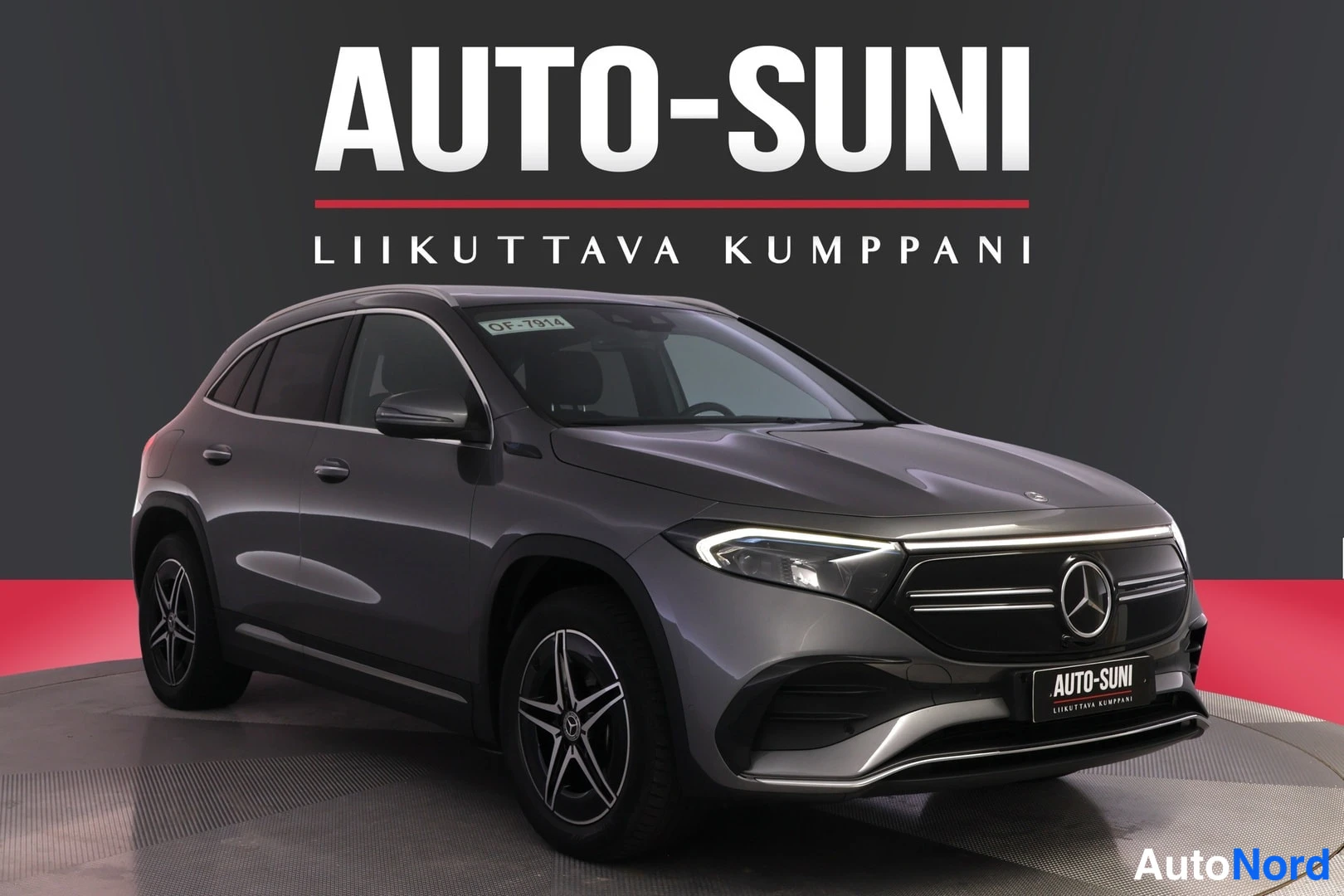 Etuviisto, nokka oikealle: Mercedes-Benz EQA 350 harmaa etuvasen kolmasosa