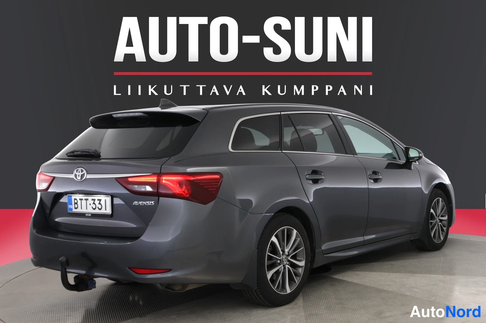 Takaviisto: Harmaa farmarauto takaoliskulmasta, takapää ja vasen kylki näkyvissä.