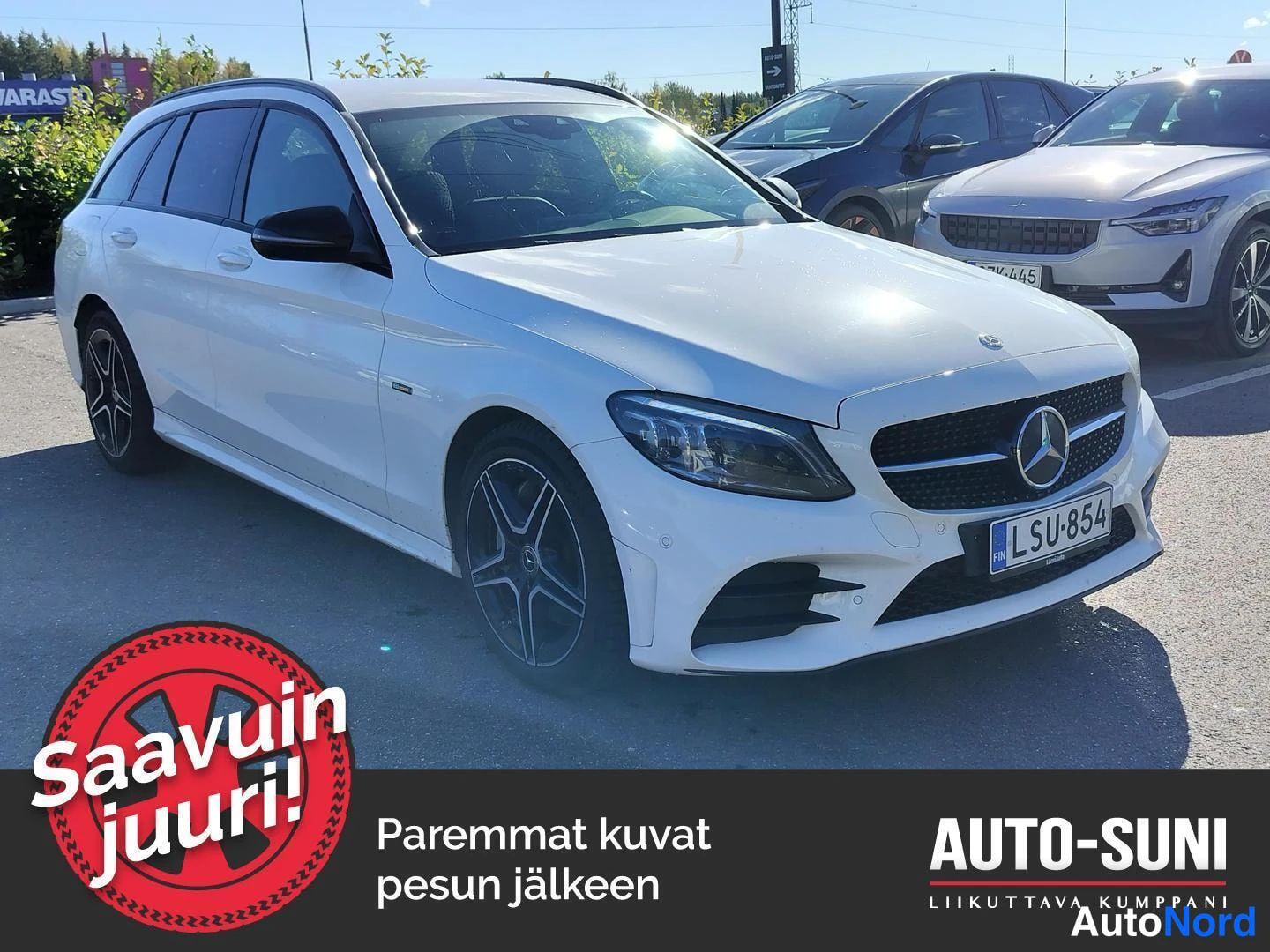 Etuviisto, nokka oikealle: Valkoinen Mercedes-Benz C -farmari edestä kolmannesta kulmasta, rekisterikilpi