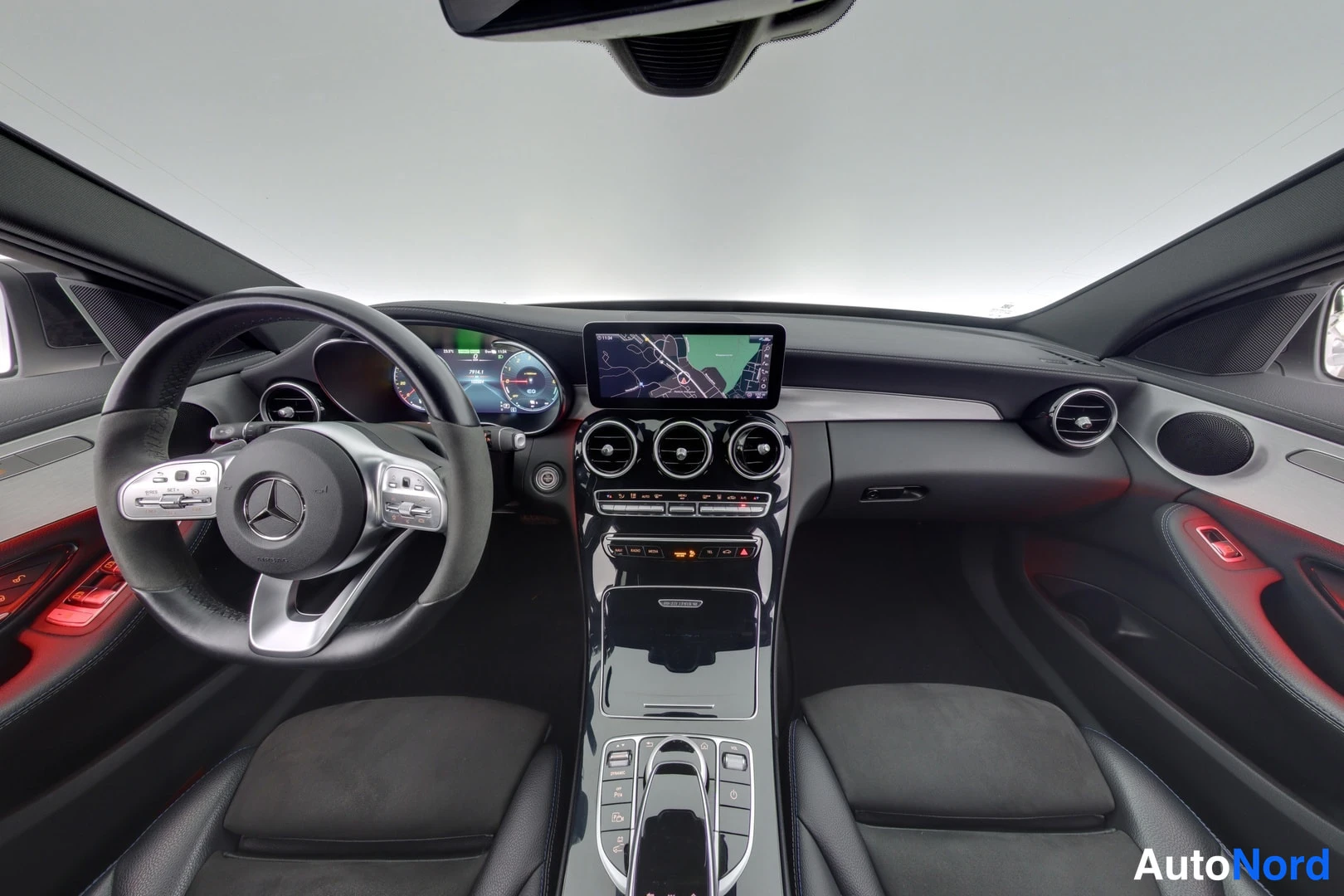Valkoinen Mercedes-Benz C 2021, ohjaamo, kuva 7
