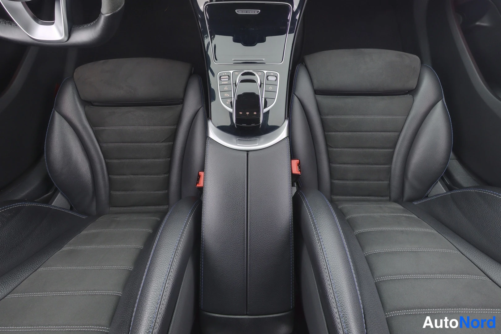 Valkoinen Mercedes-Benz C 2021, etuistuimet, kuva 9