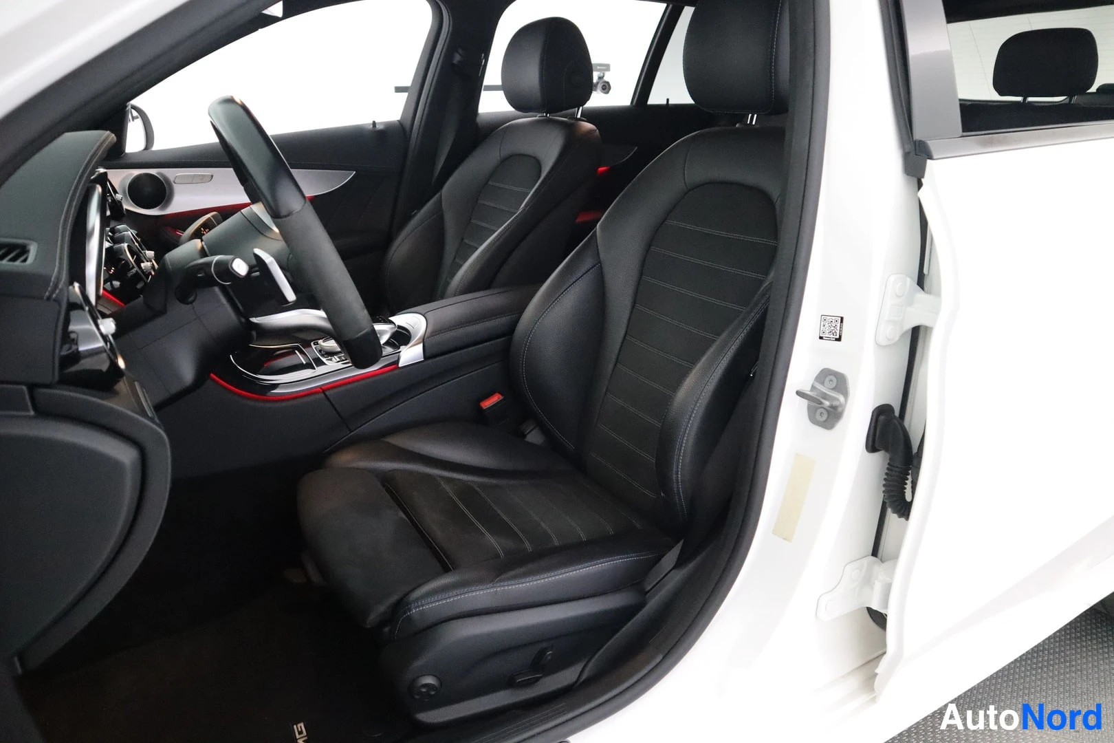 Valkoinen Mercedes-Benz C 2021, etuistuimet, kuva 10