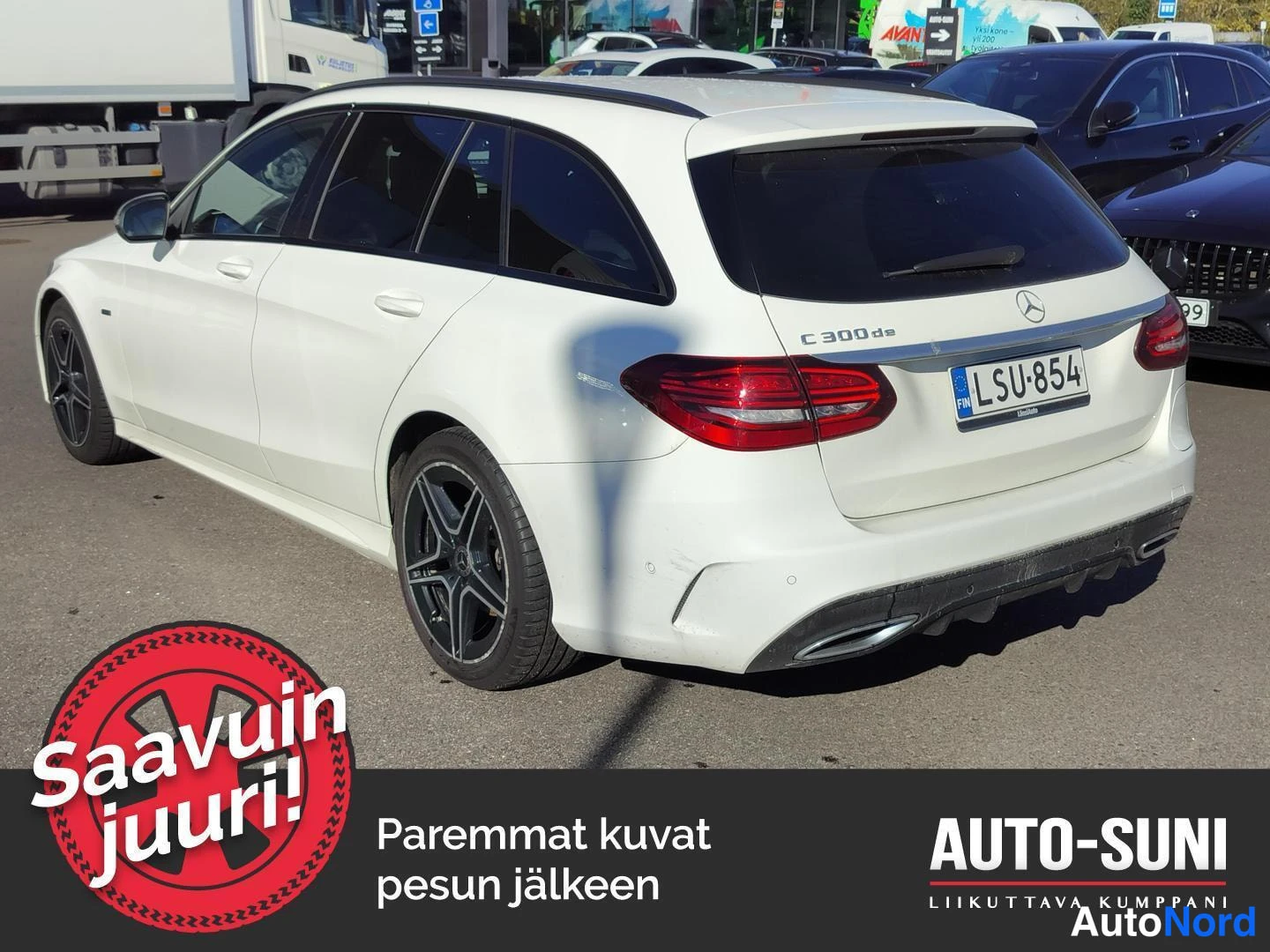 Takaviisto: Valkoisen Mercedes-Benz C 300 de -farmarin takakolmasosa, kölin peite C 300 de ja rekisterikilpi näkyvissä.