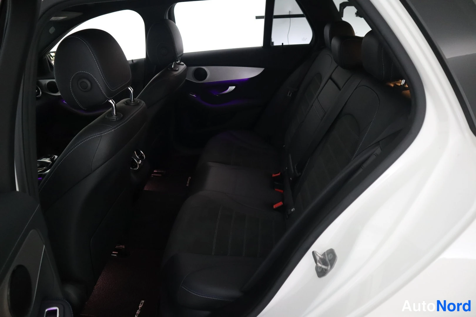 Valkoinen Mercedes-Benz C 2021, takaistuimet, kuva 12