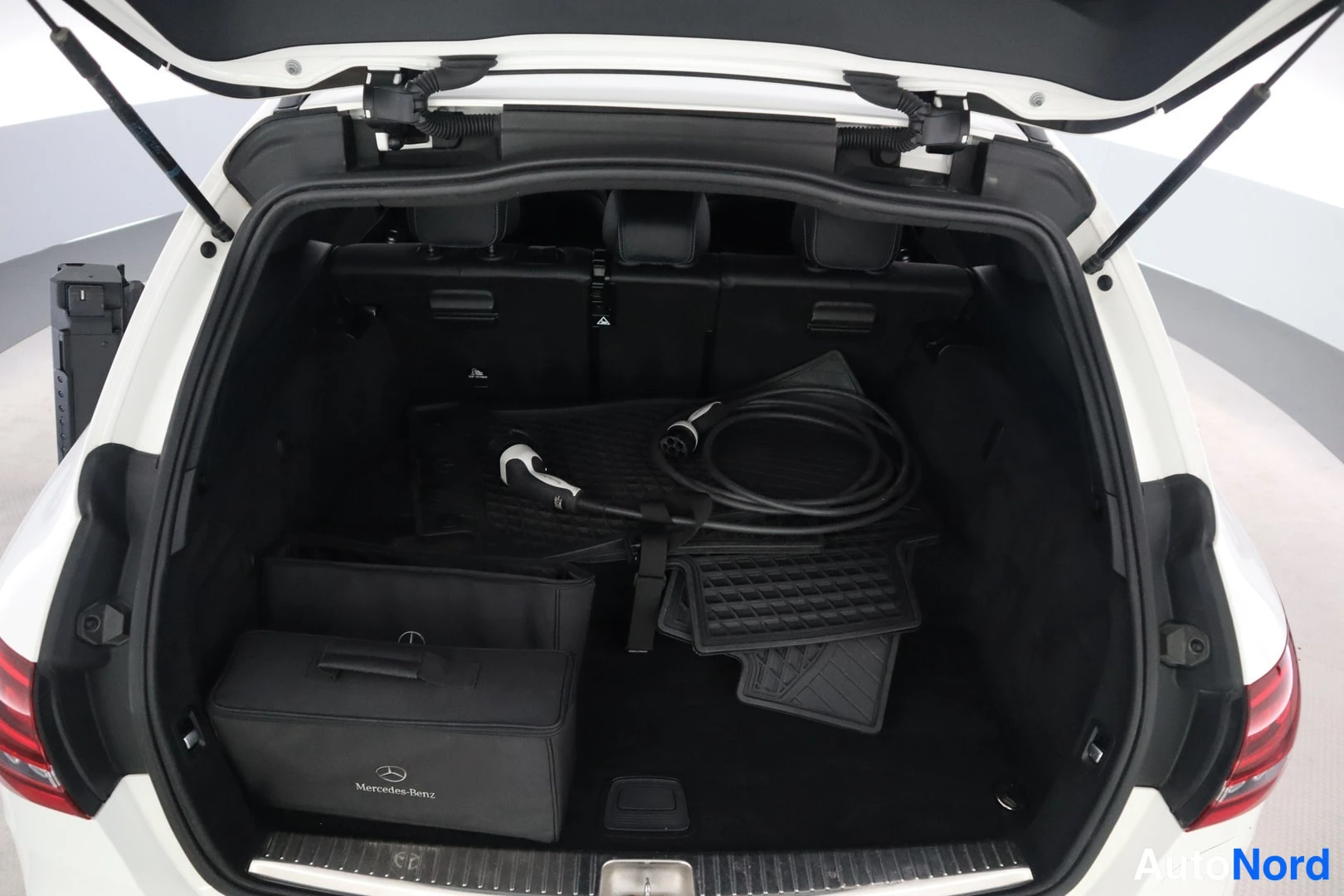 Valkoinen Mercedes-Benz C 2021, tavaratila, kuva 13