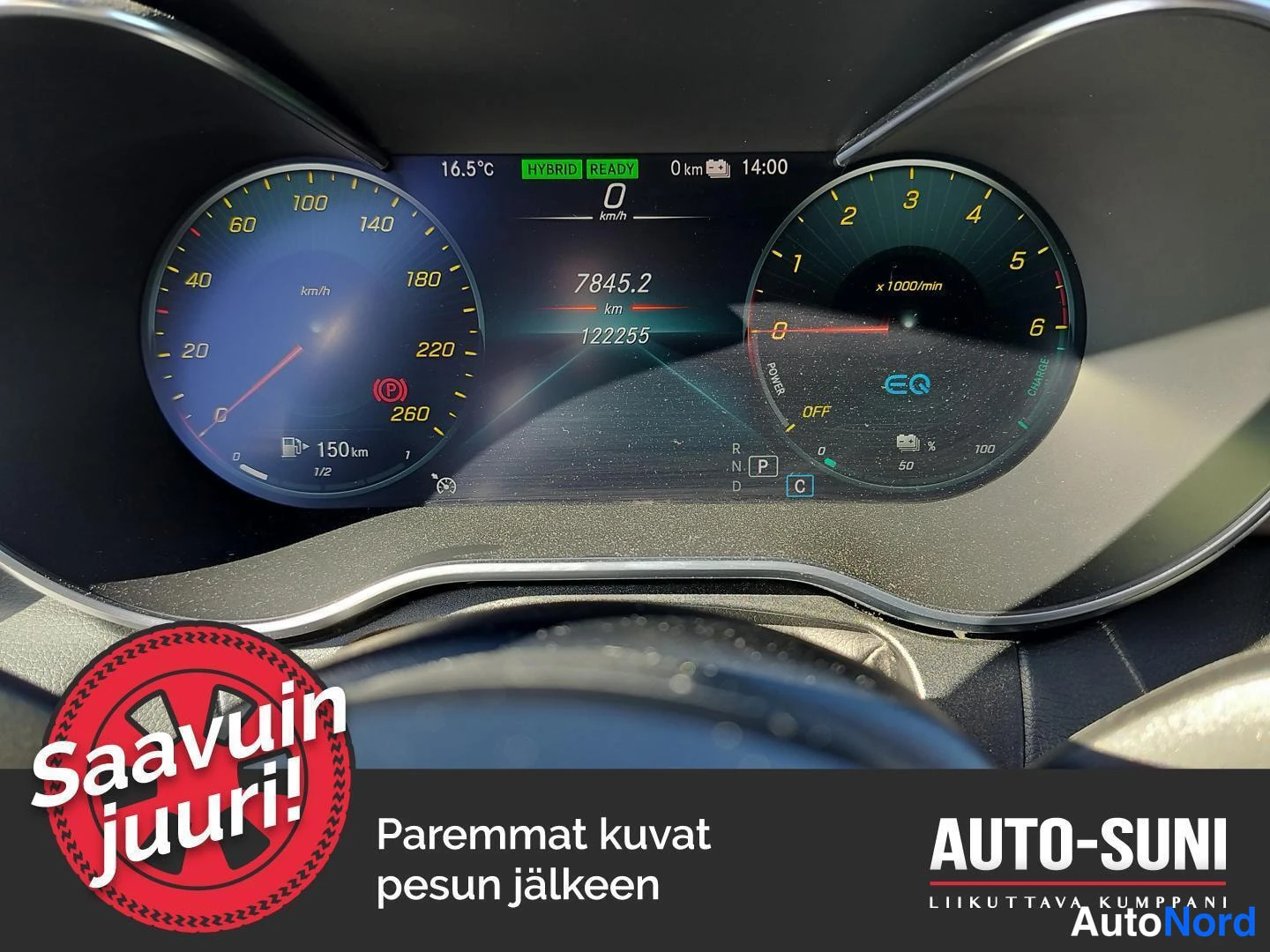 Muu: Auton kojelaudan digitaalinen mittaristo, jonka näytössä näkyy 7845.2 km ja 122255, HYBRID READY -merkintä sekä valot sarjamäärillä 0–260 km/h ja 0–6 x1000/min.