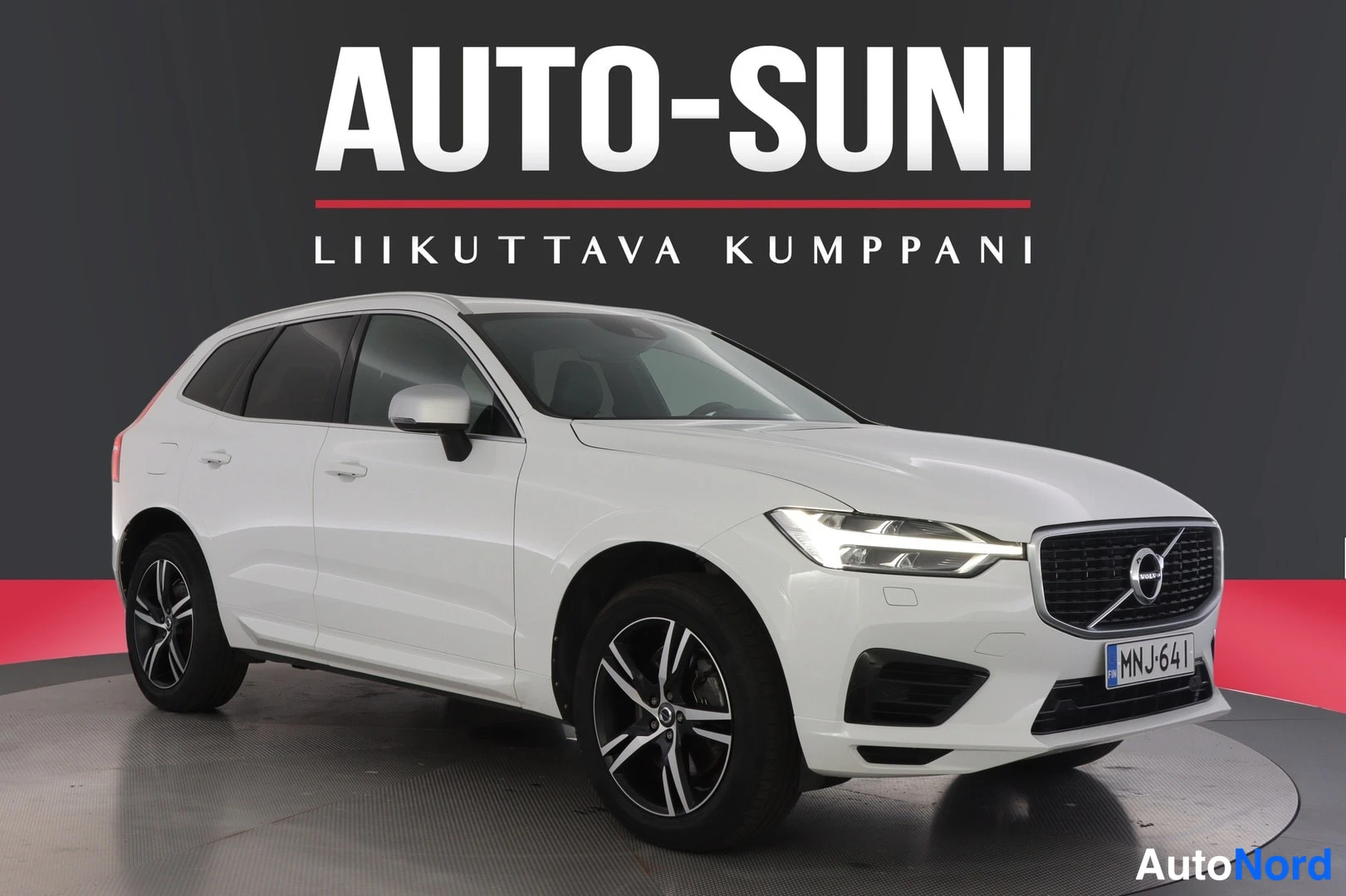 Etuviisto, nokka oikealle: Valkoinen Volvo XC60 -maasturin etukulmanäkyvyys oikealta, rekisteritunnus, myyjä Auto-Suni.